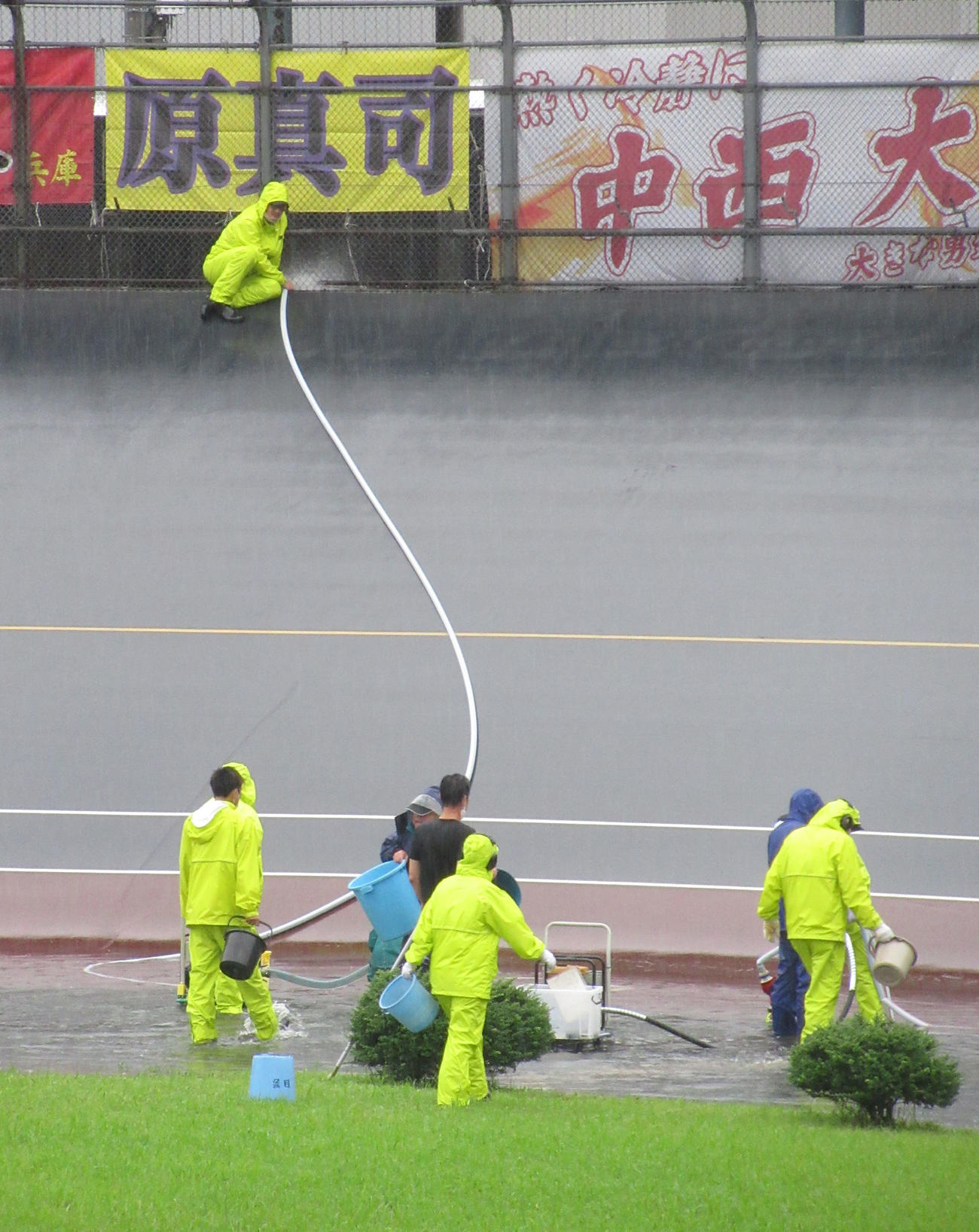 6Rあたりから強くなった雨の影響でレースは中断。1センター付近では係員がポンプとホースで除水した（撮影・岡田晋）