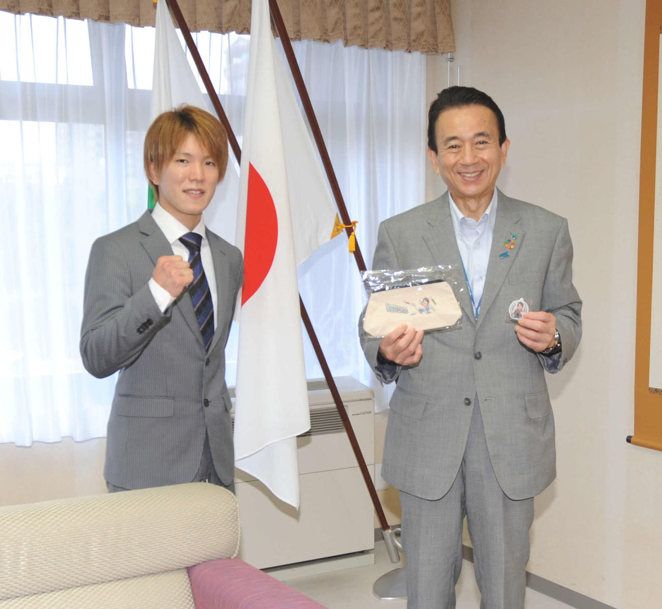 鈴木康友浜松市長（右）を表敬訪問した鈴木圭一郎