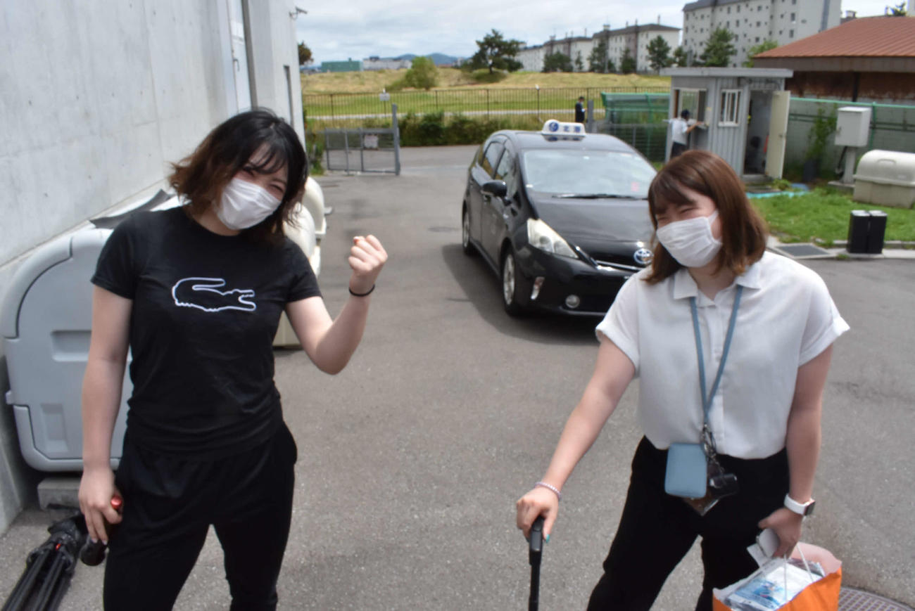 児玉碧衣は初日に対戦する妹弟子の尾方真生(右)をけん制
