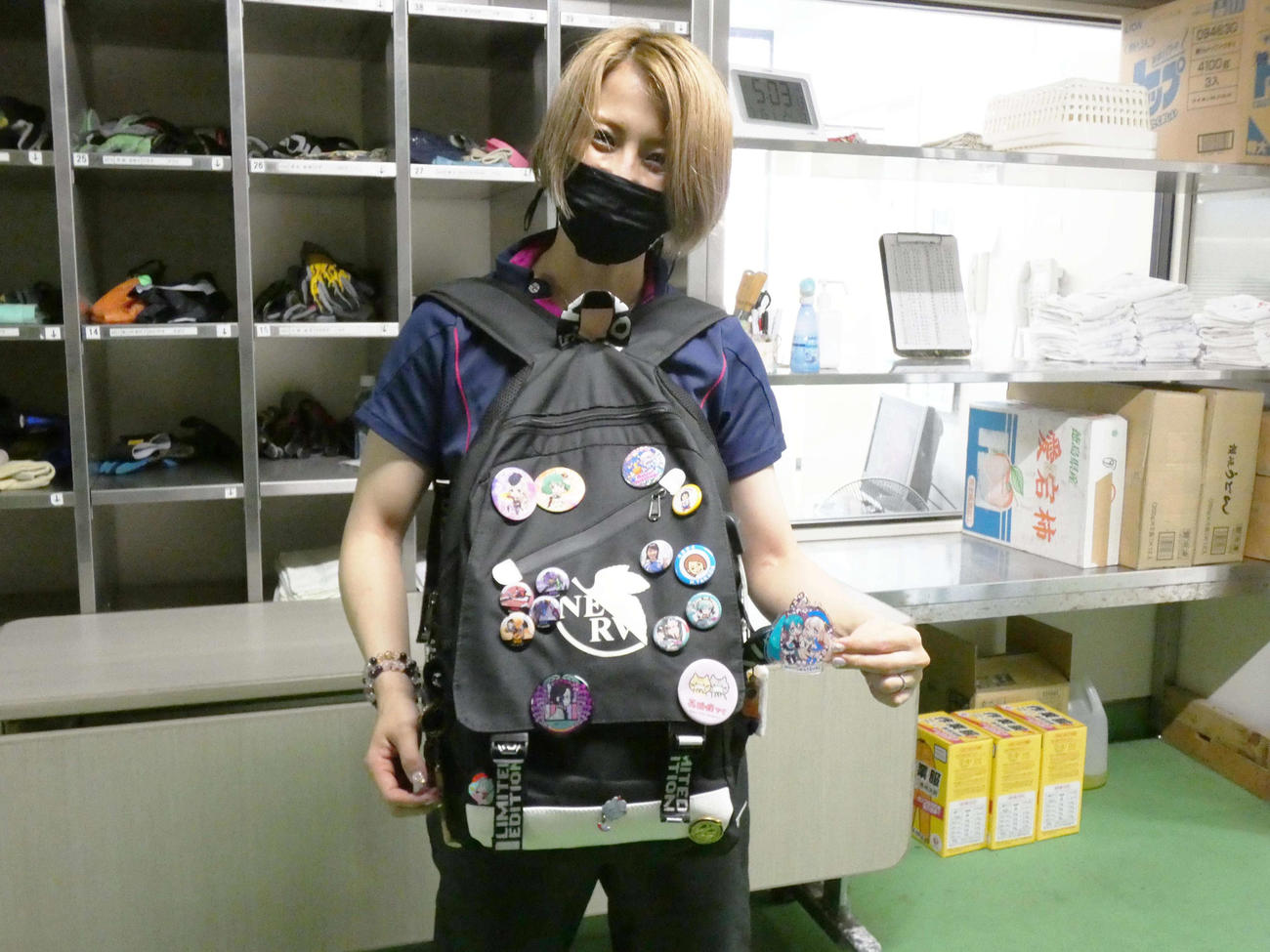 仕事用のリュックを披露してくれた清水沙樹。アニメ大好きさが分かる1枚だ（撮影・前原一樹）