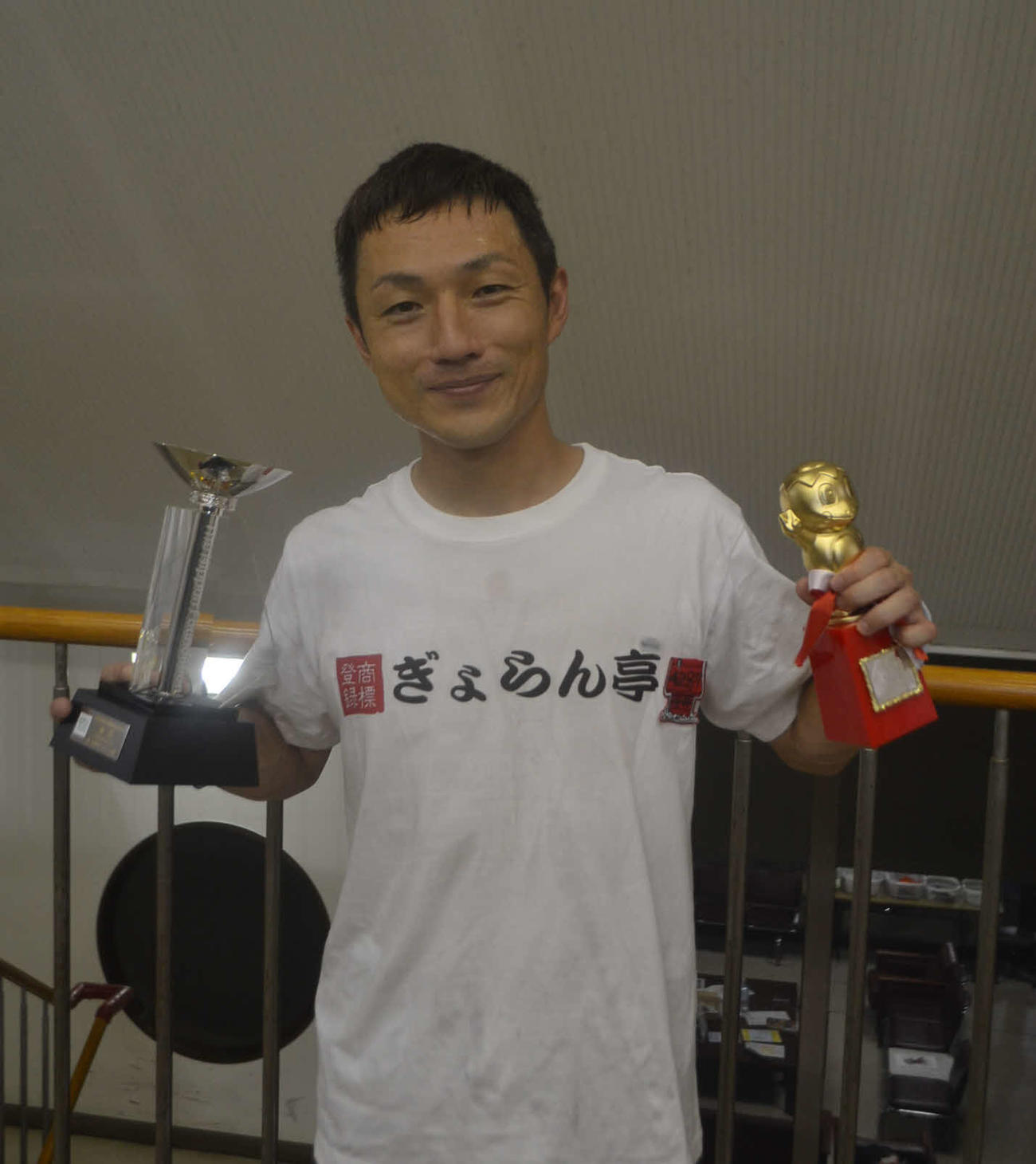 今井貴士が逃げて今年2度目の優勝を飾り、両手にトロフィーを持ち胸を張る
