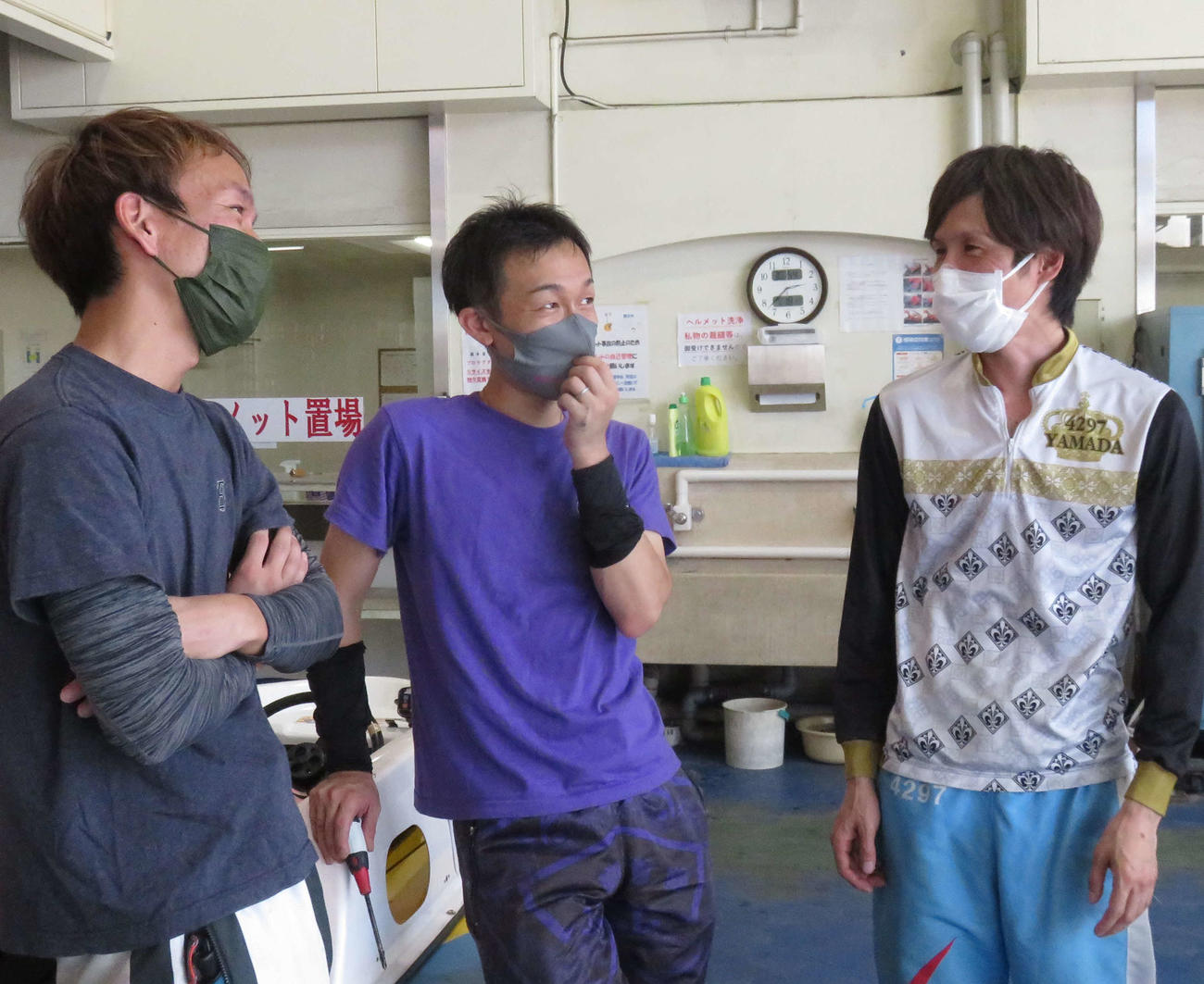 永田秀二（中央）が若林将（左）と山田哲也に選抜回りをうらやましがれる