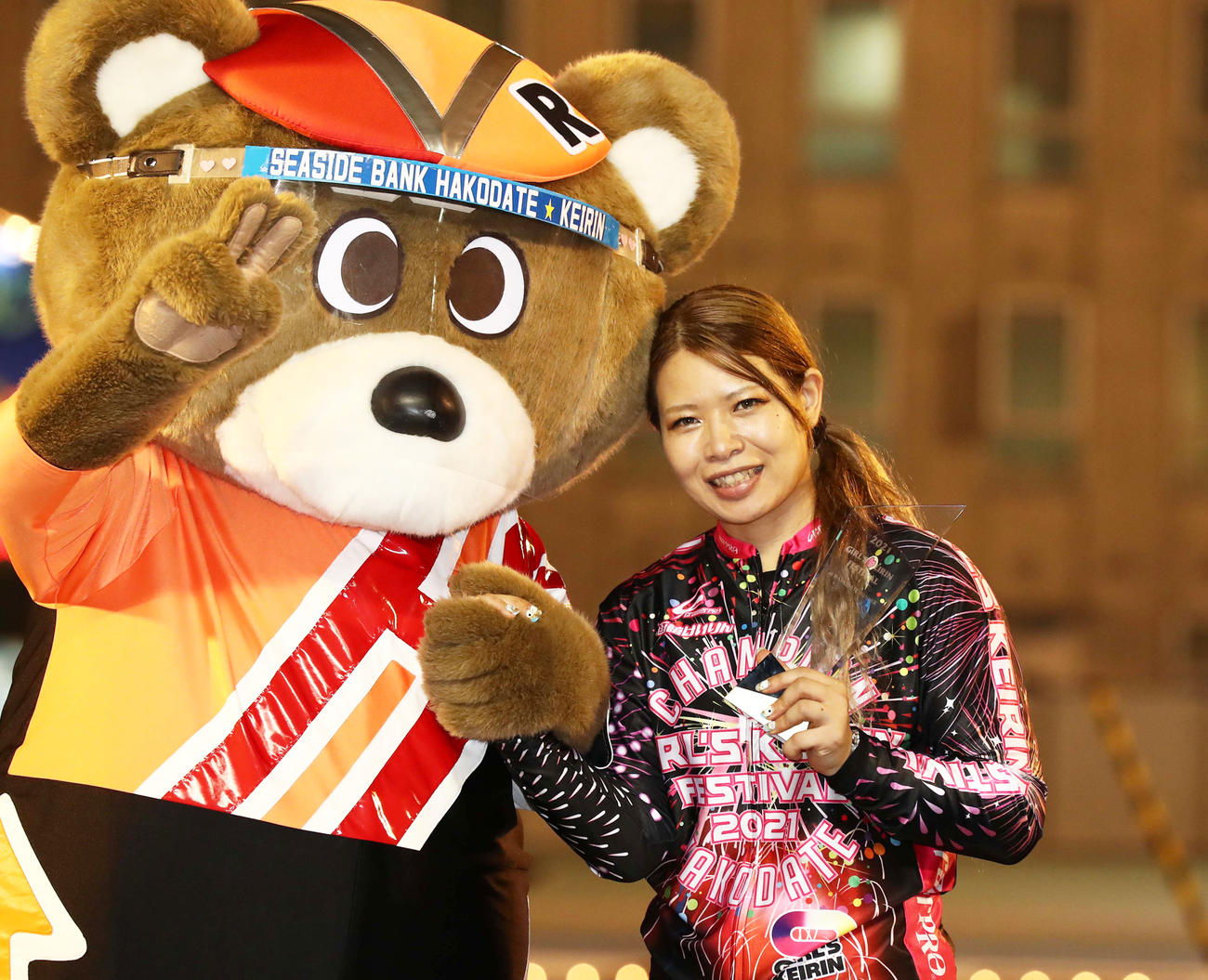 優勝してマスコット「りんりん」と笑顔で記念撮影する石井寛子（撮影・黒川智章）