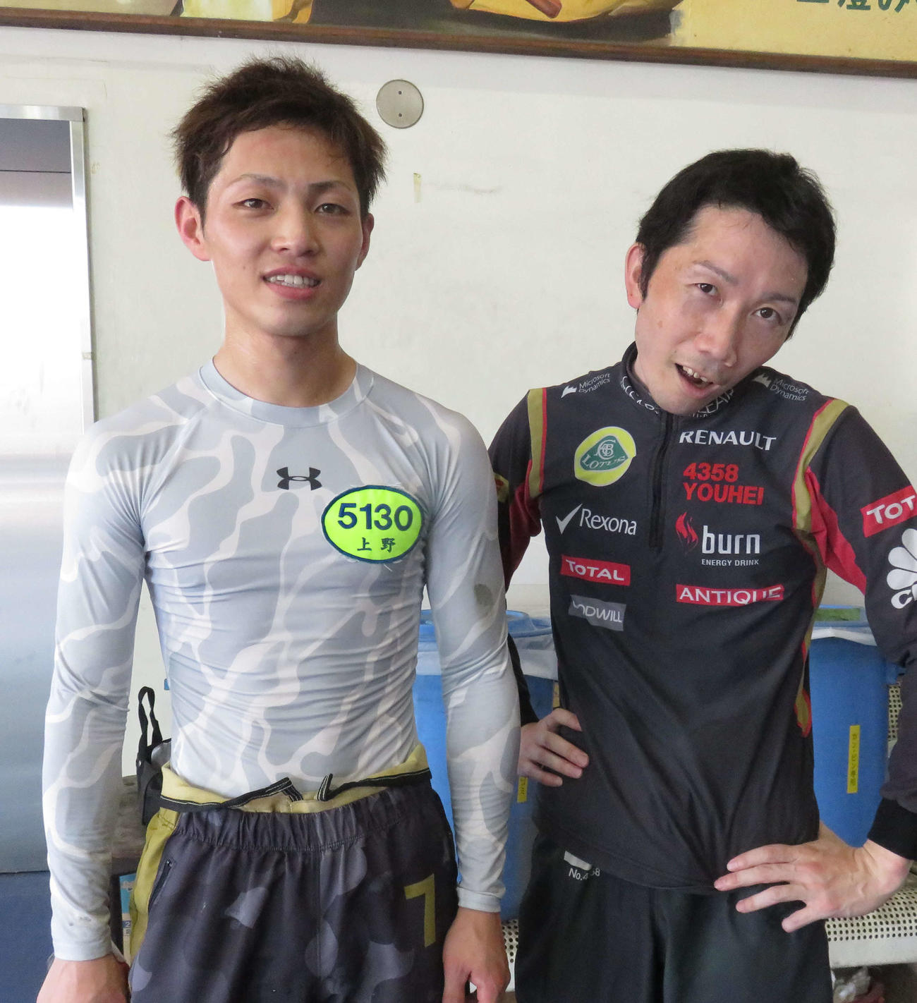 初の連勝を飾った上野拓馬（左）と7Rの師弟対決に敗れて悔しがる松本庸平