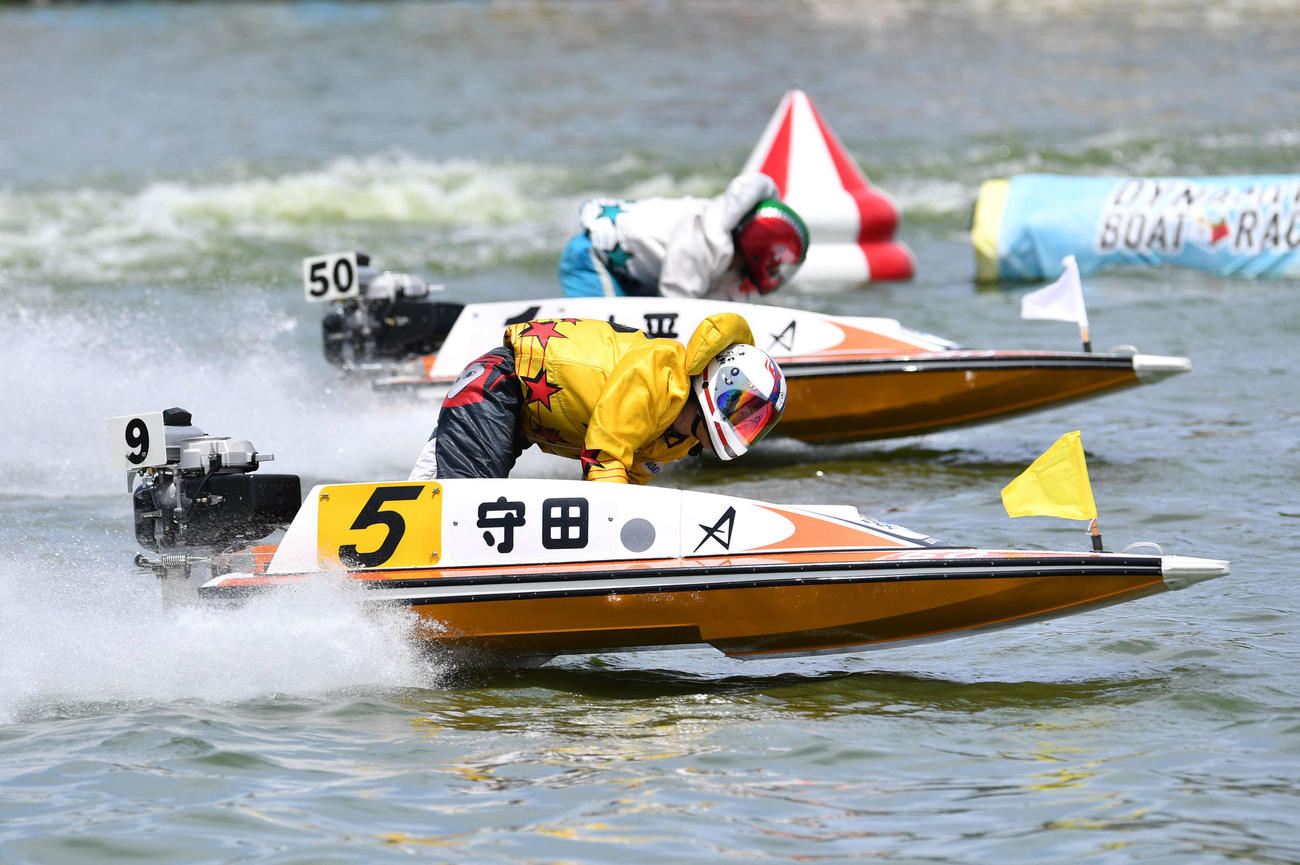 SGオーシャンカップ2日目　4R、1周目の2マークを先頭で旋回する5号艇の守田俊介（撮影・岩下翔太）