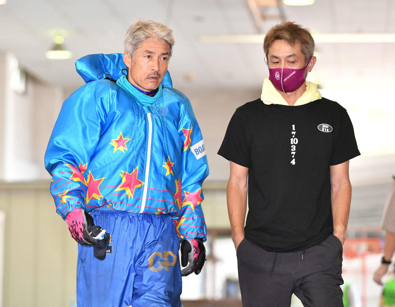 SGオーシャンカップ2日目　8R、1着の3415松井繁（左）は、3557太田和美と話しながら引き揚げる