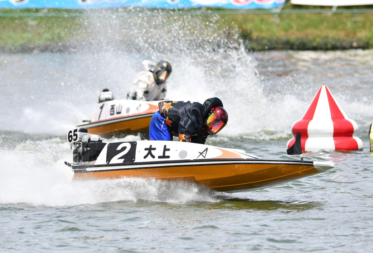 SGオーシャンカップ3日目　3R、2周目の2マークを先頭で旋回する2号艇の大上卓人（撮影・岩下翔太）