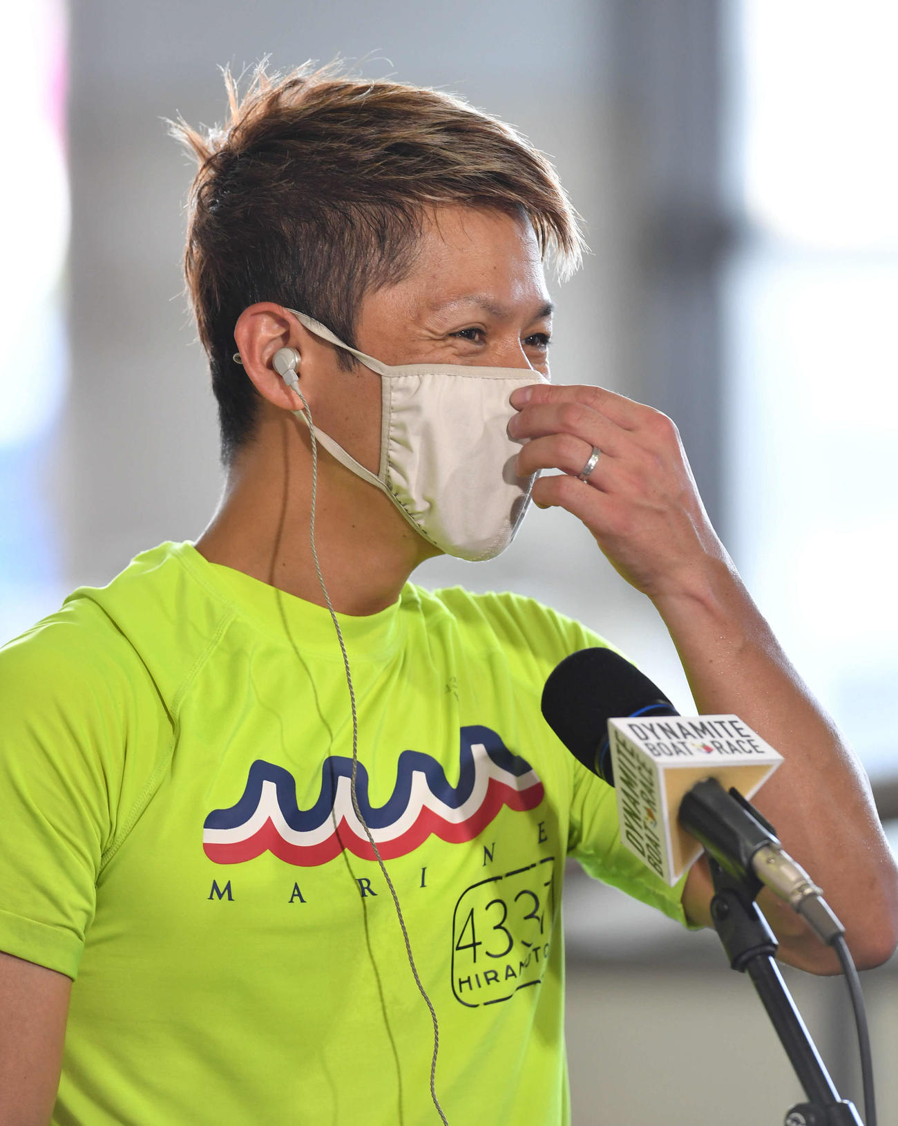 SGオーシャンカップ3日目　4R、笑顔で勝利インタビューを受ける平本真之（撮影・岩下翔太）
