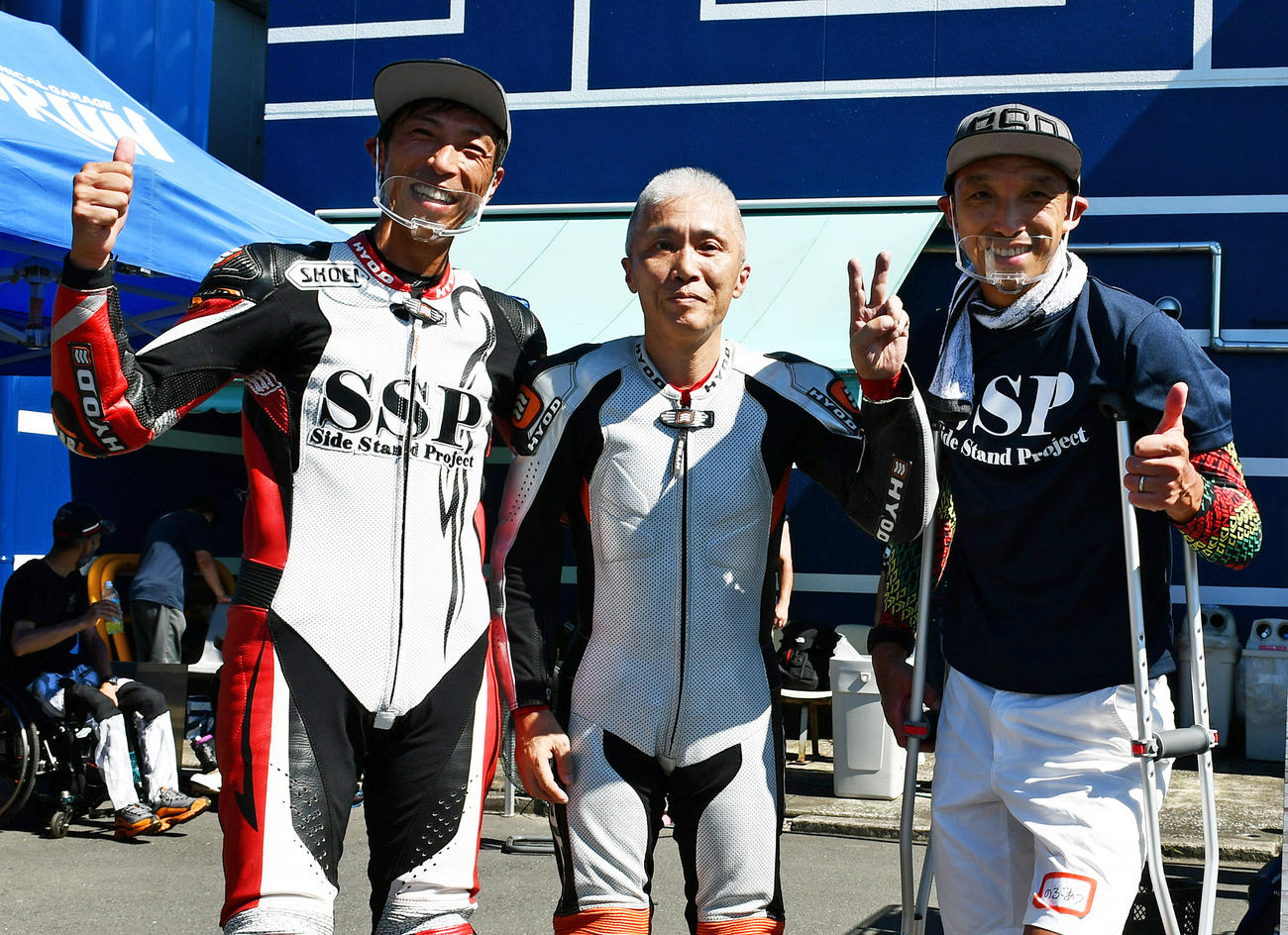 走行会を終えて笑顔の青木治親（左）とパラモトライダーの縫田政広さん（中央）、青木の兄・宣篤氏（右）