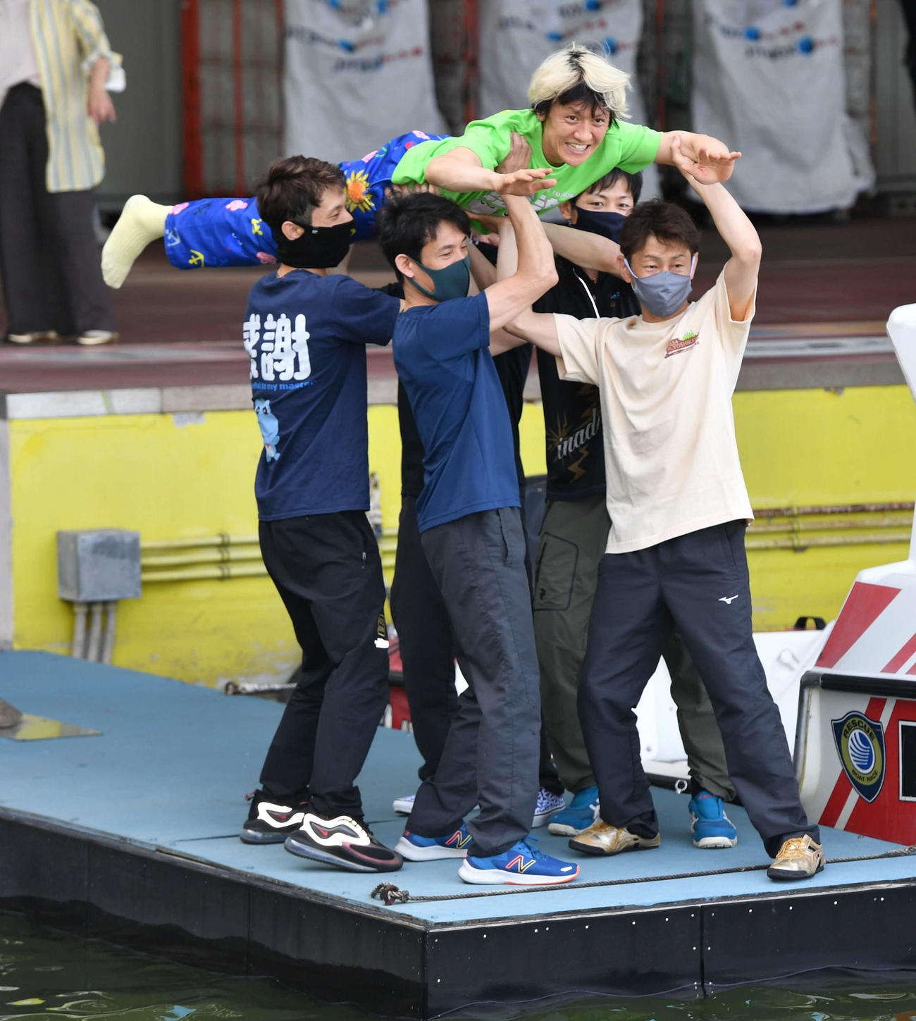 SGオーシャンカップ5日目　4RでSG初勝利を挙げ、水神祭で祝福される4278藤岡俊介（撮影・岩下翔太）