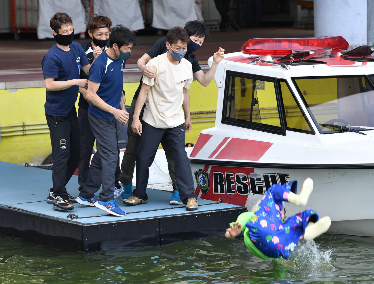 SGオーシャンカップ5日目　4RでSG初勝利を挙げ、水神祭で祝福される4278藤岡俊介（撮影・岩下翔太）