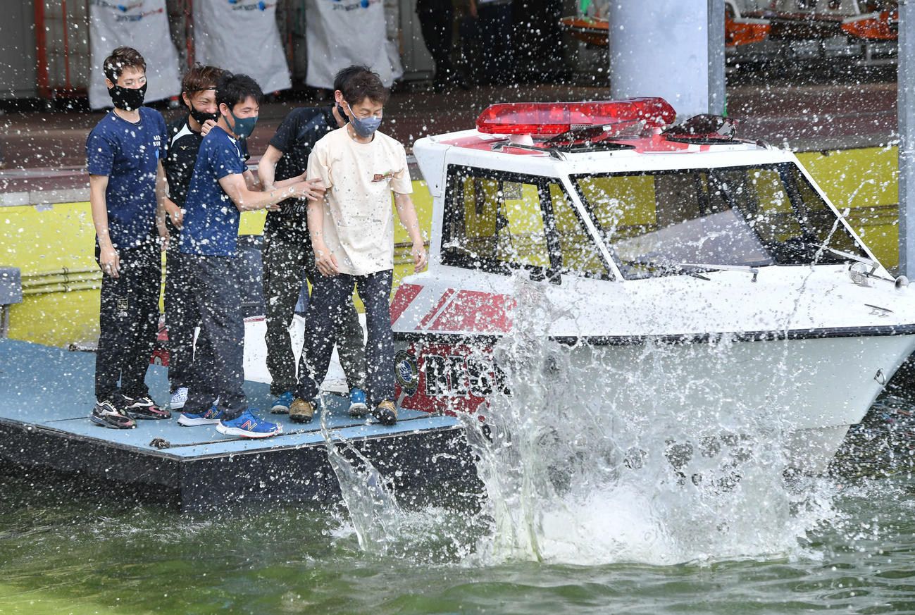 SGオーシャンカップ5日目　4RでSG初勝利を挙げ、水神祭で祝福される4278藤岡俊介（撮影・岩下翔太）