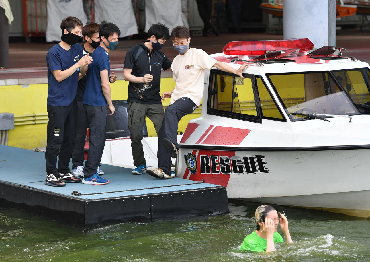 SGオーシャンカップ5日目　4RでSG初勝利を挙げ、水神祭で祝福される4278藤岡俊介（撮影・岩下翔太）