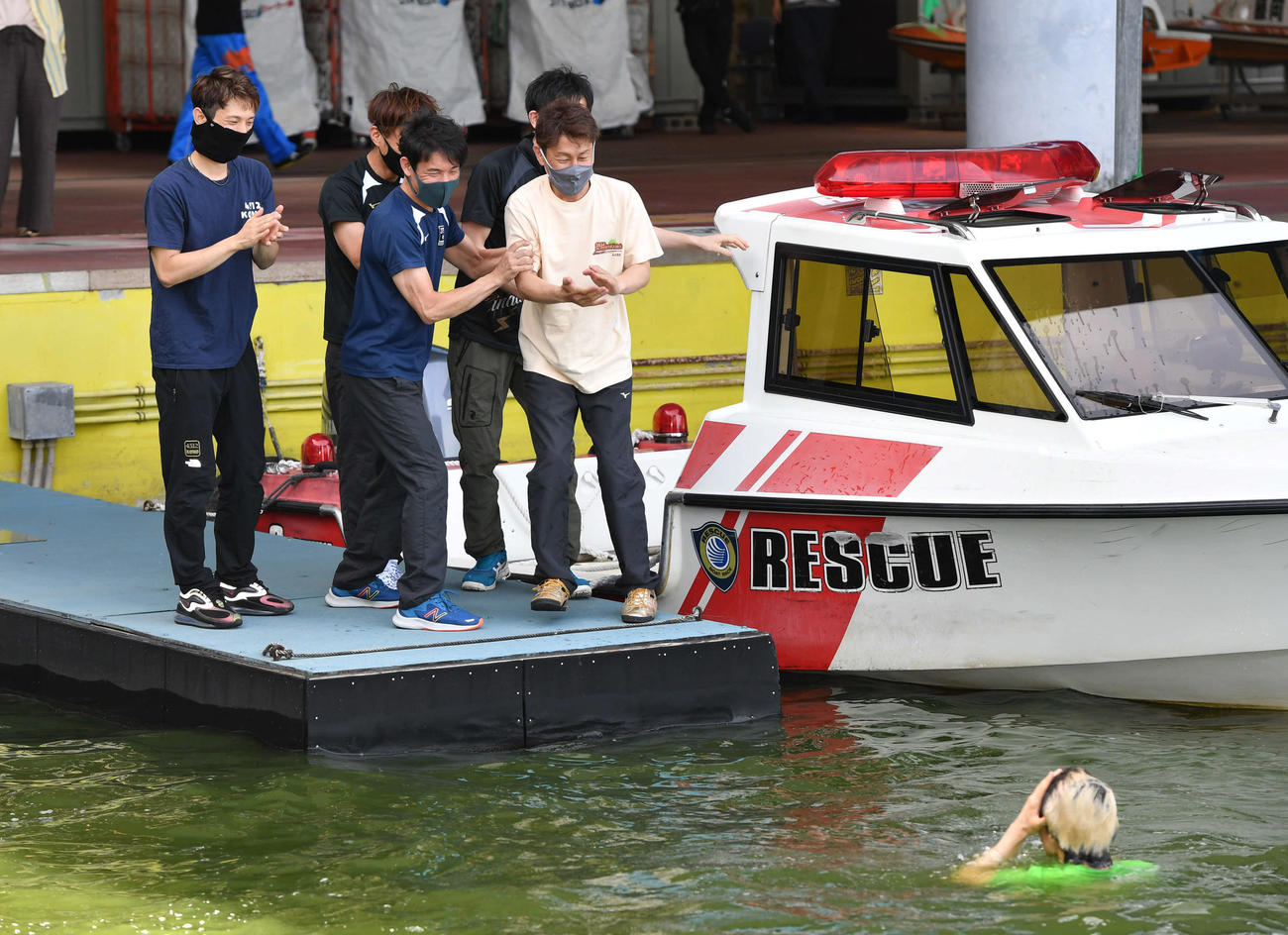 SGオーシャンカップ5日目　4RでSG初勝利を挙げ、水神祭で祝福される4278藤岡俊介（撮影・岩下翔太）
