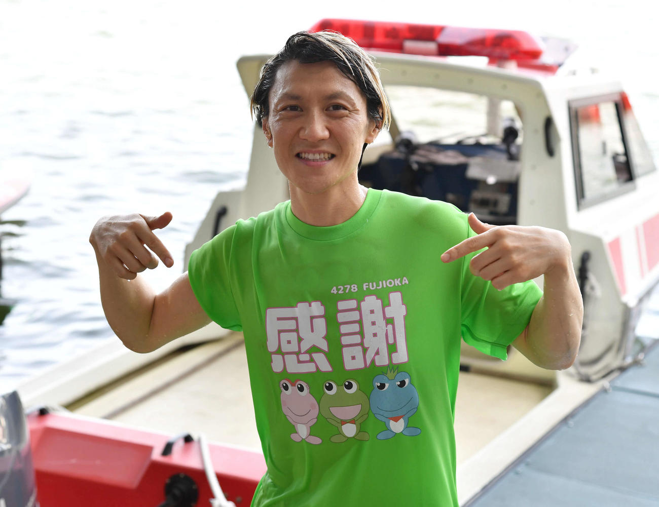 SGオーシャンカップ5日目　SG初勝利の水神祭で祝福され、Tシャツの「感謝」の文字を指さす4278藤岡俊介（撮影・岩下翔太）