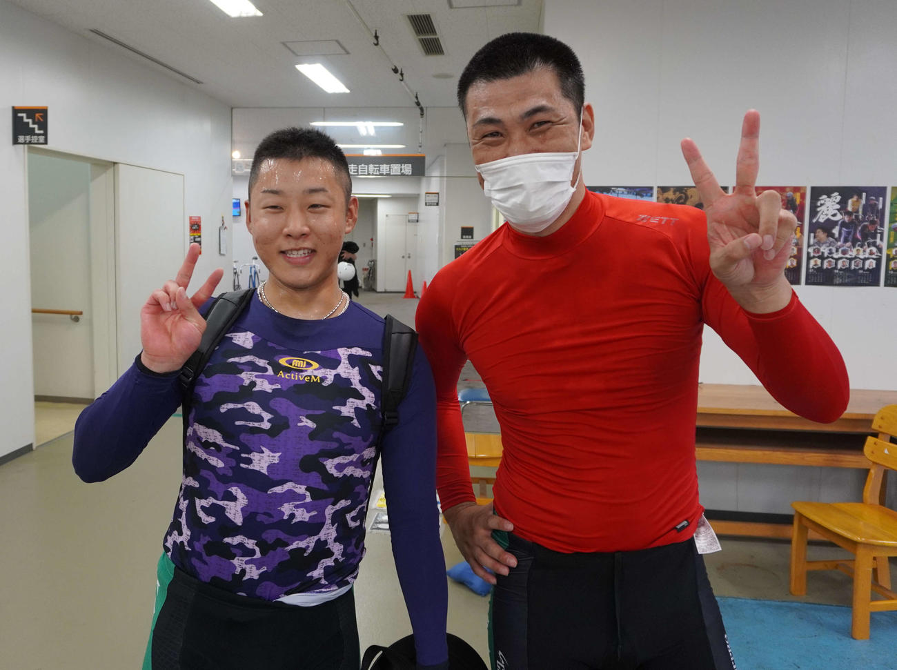 チャレンジ予選5Rで地元初勝利の近藤翔馬（左）。先輩の明星晴道とワンツーを決めてにっこり（撮影・秋山正則）