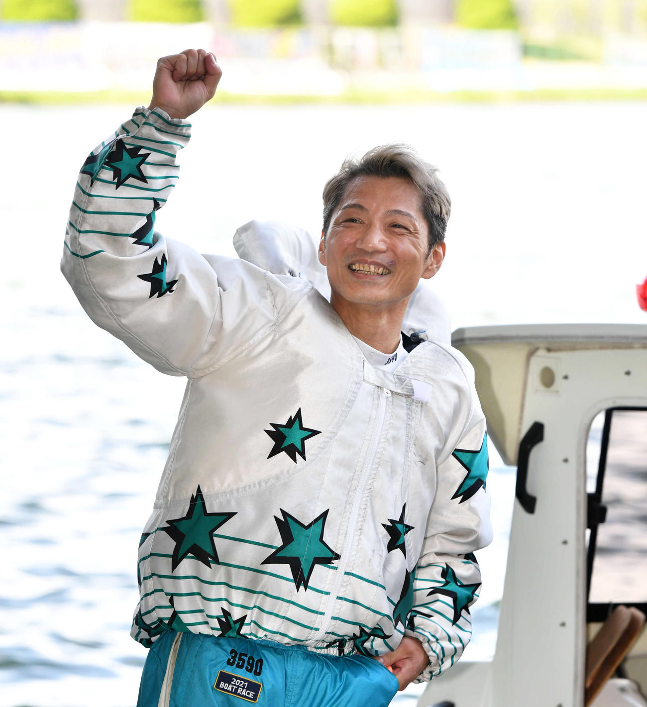 14年4カ月ぶりのSG制覇を果たした浜野谷憲吾は、笑顔でガッツポーズ（撮影・岩下翔太）