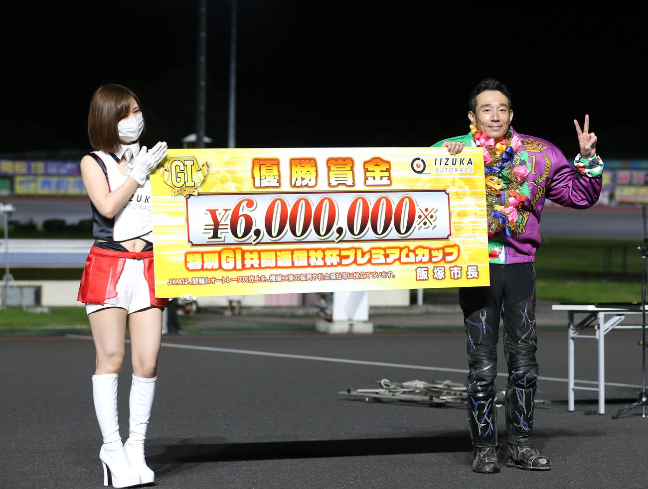 優勝した永井大介は賞金ボードを手にピースサイン（撮影・梅根麻紀）