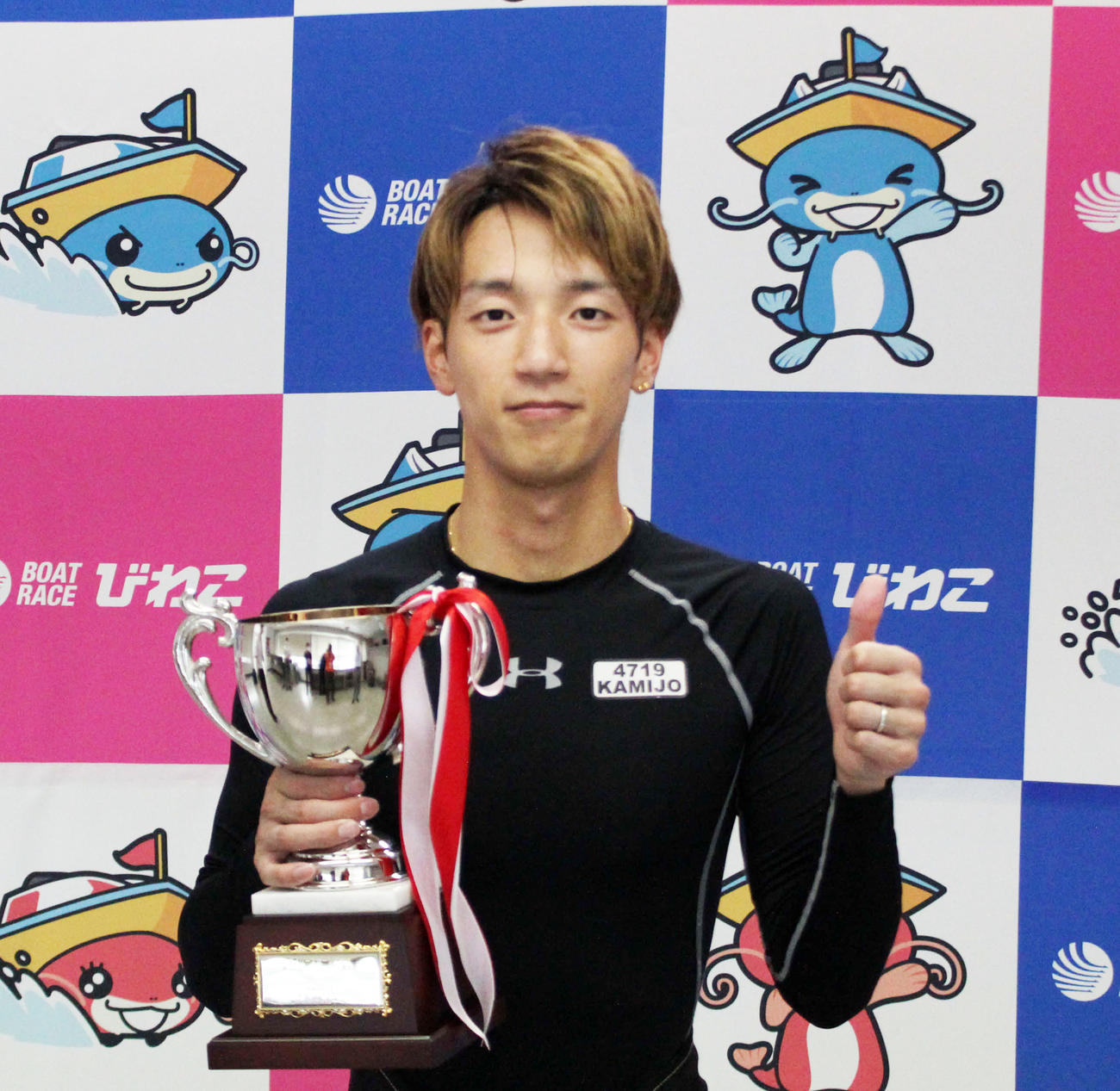 びわこ初優勝を飾った上條暢嵩が、優勝カップを持ちながら片手でグラッツェポーズ（撮影・田中大樹）