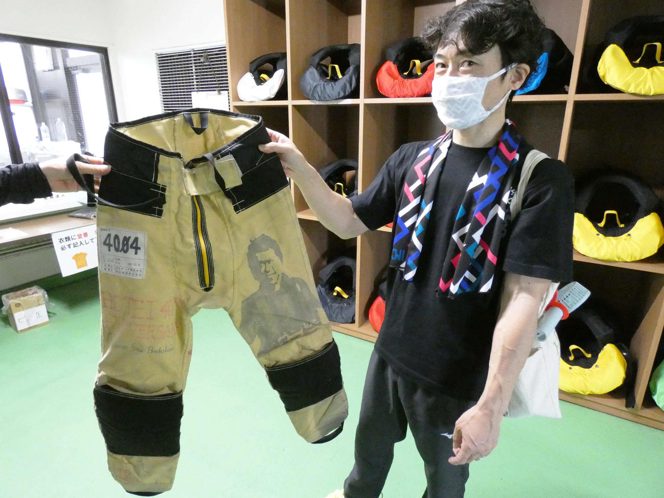 愛娘が描いた、布袋寅泰の似顔絵を自慢げに披露する山本浩輔（撮影・前原一樹）