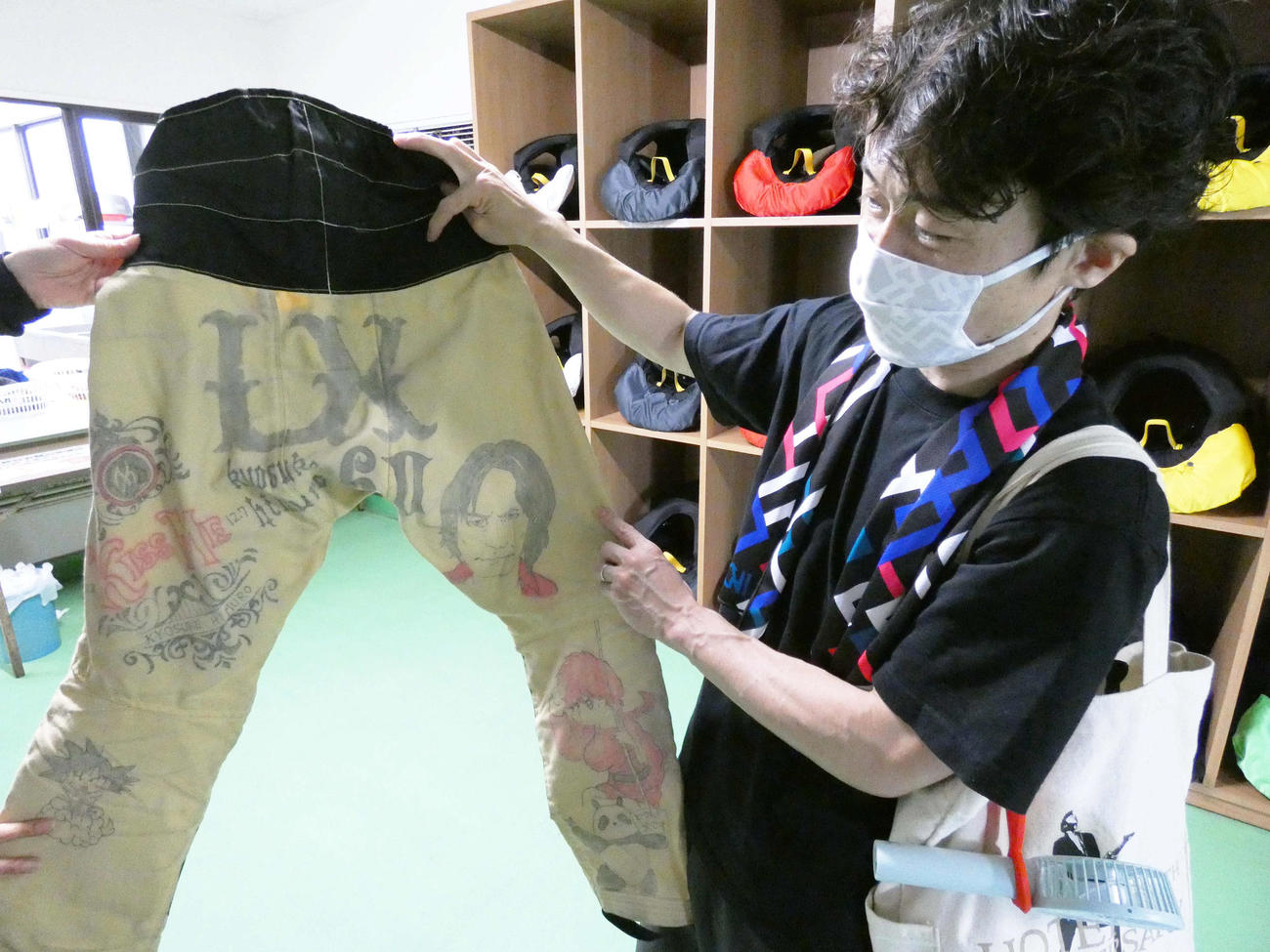 もう片面は氷室京介の似顔絵