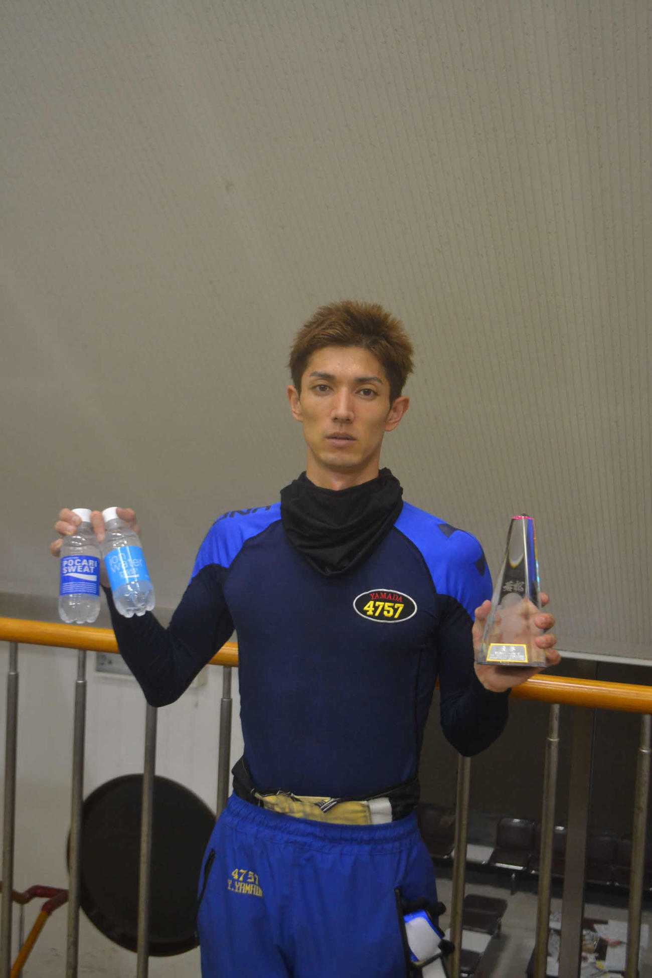 今年4度目の優勝を飾った山田祐也はトロフィーとポカリスエットをかざした