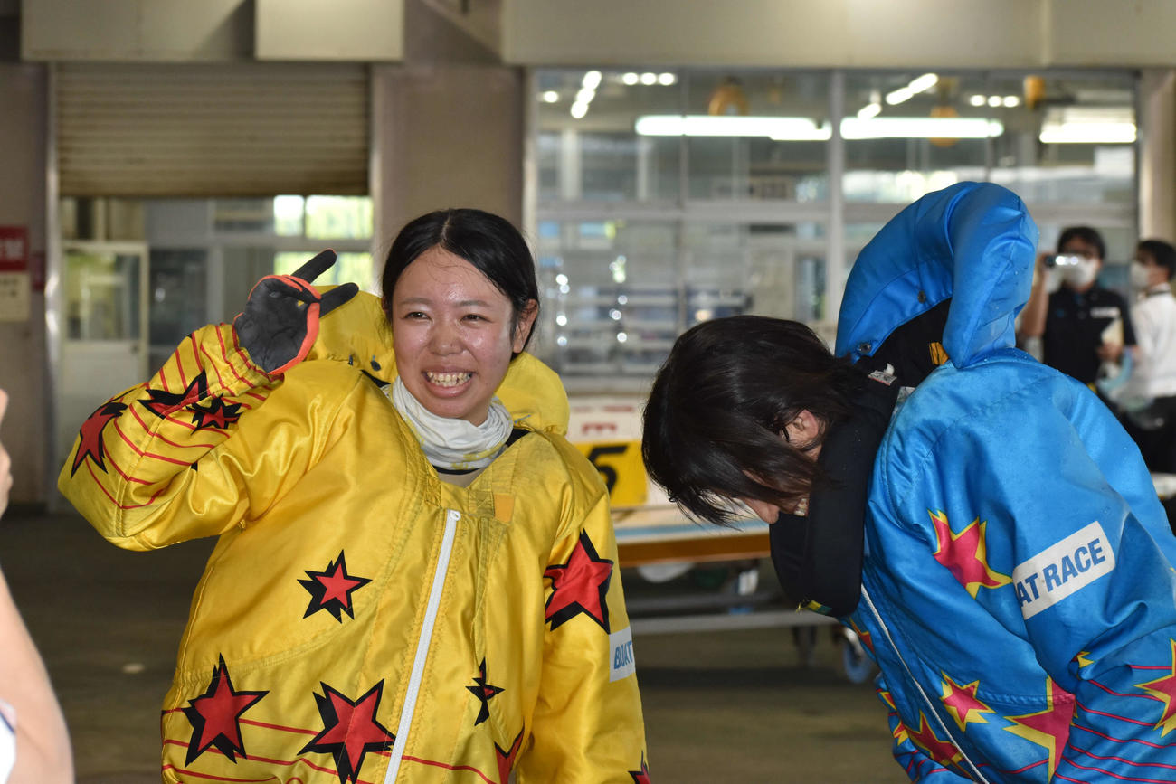デビュー初勝利の坂野さくら（左）に頭を下げる長嶋万記