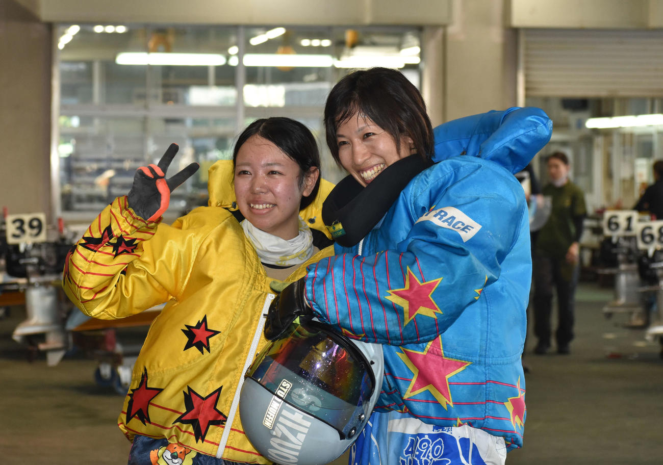 デビュー初勝利を挙げた坂野さくら（左）