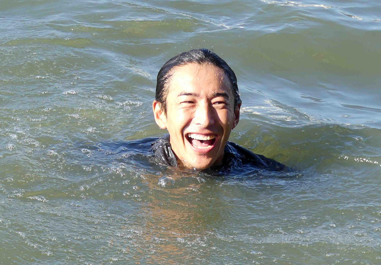 水神祭の祝福を受ける原豊土（撮影・窪寺伸行）