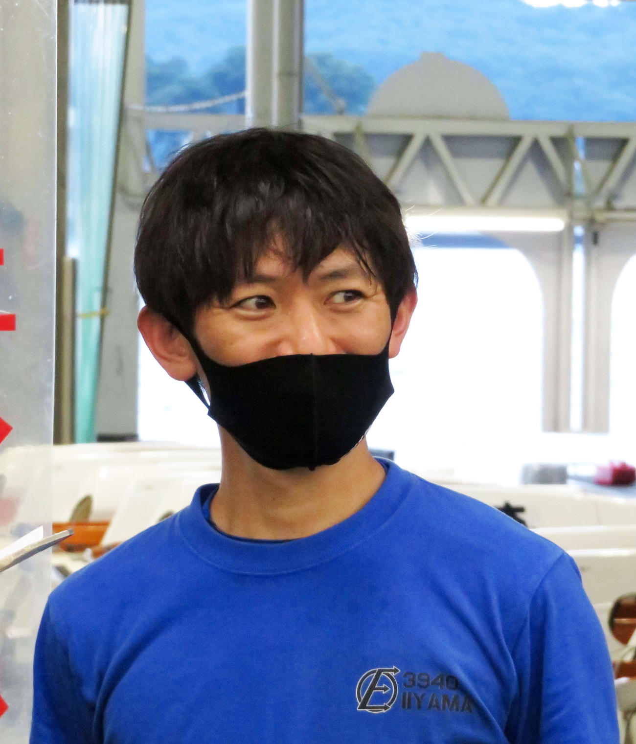 スリット近辺の強化を図る飯山泰（撮影・湯田坂賢一）