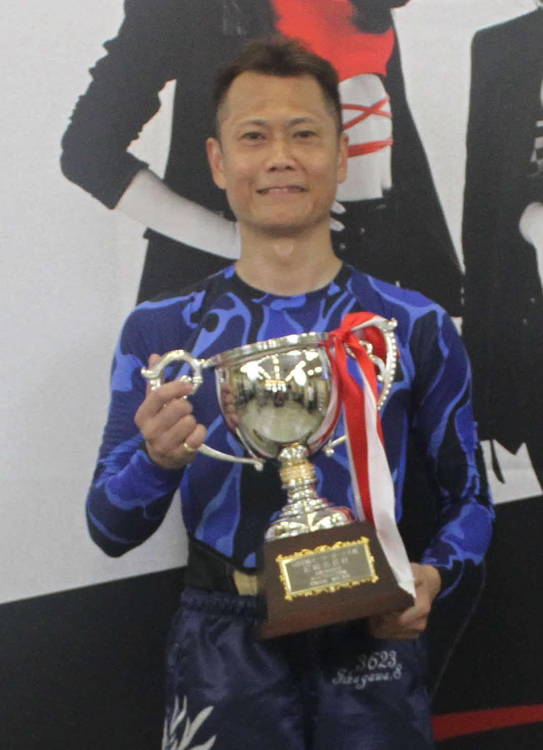 深川真二がG2初、自身通算100度目の優勝を飾り、優勝カップを手に笑みを浮かべた