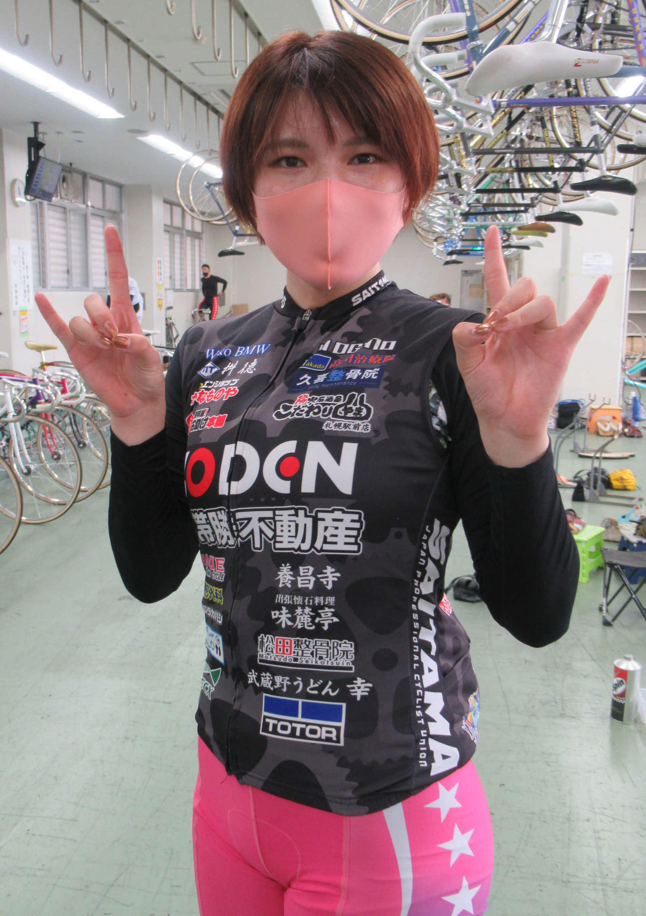 野本怜菜は大好きなメタルダンスユニット「BABYMETAL」のポーズで気持ちを高める（撮影・岡田晋）