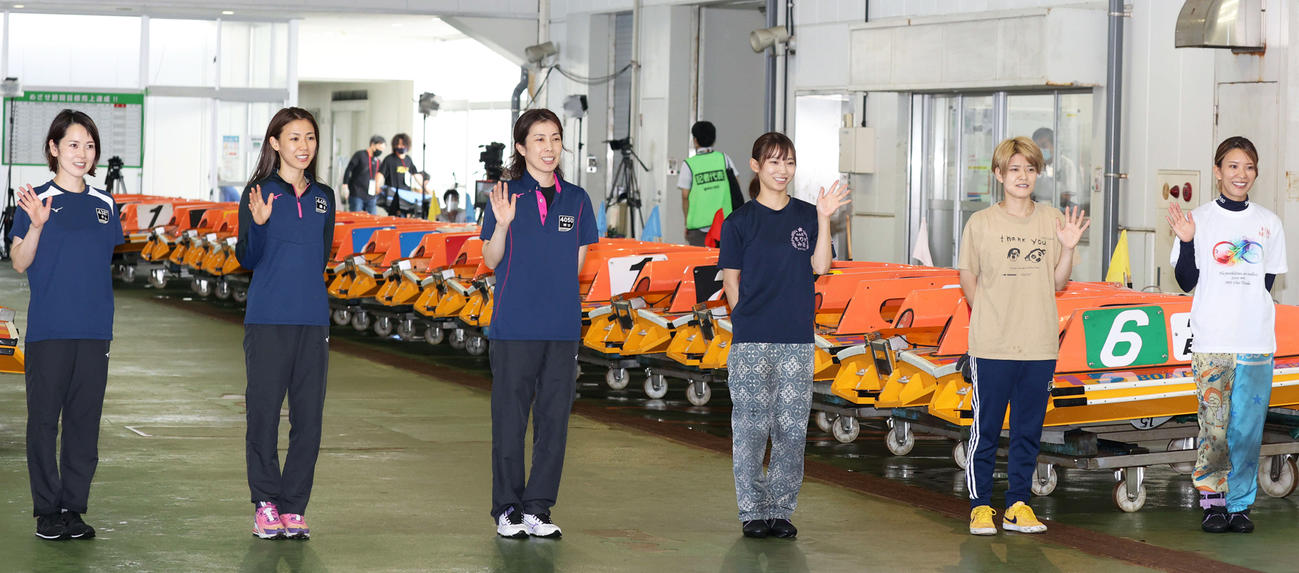 集合したドリーム組。左から平山智加、鎌倉涼、田口節子、守屋美穂、遠藤エミ、小野生奈（撮影・渦原淳）