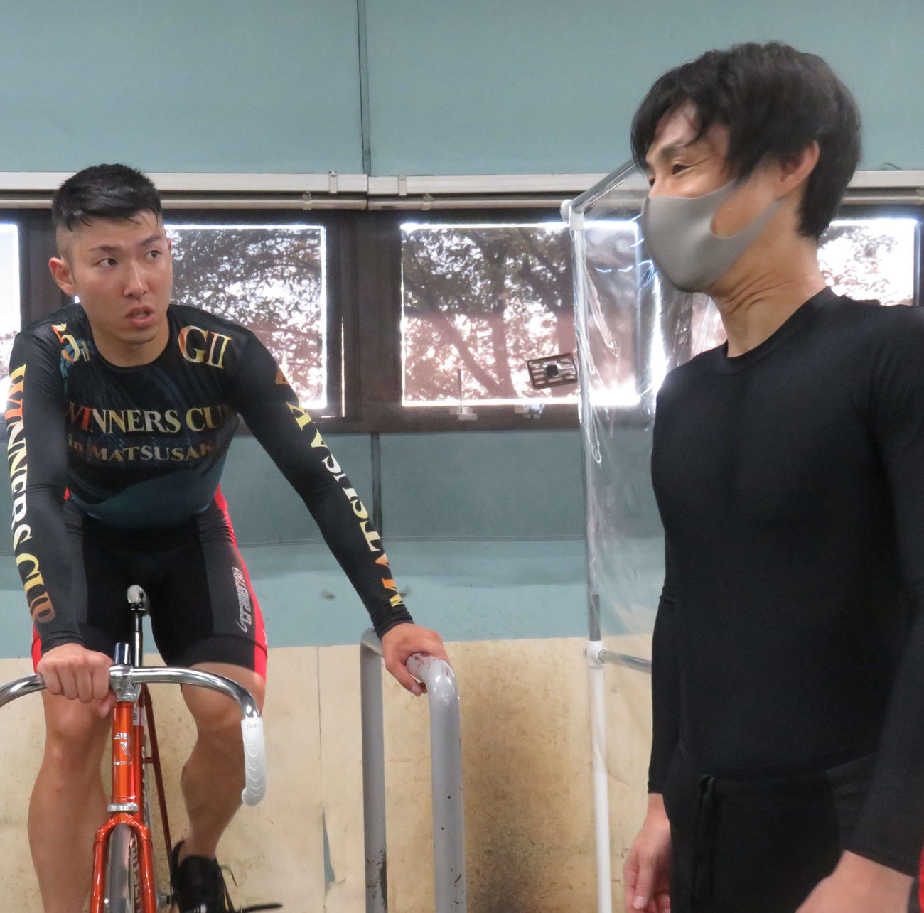 岡光良（右）が蕗沢鴻太郎に連係の挨拶する（撮影・野島成浩）