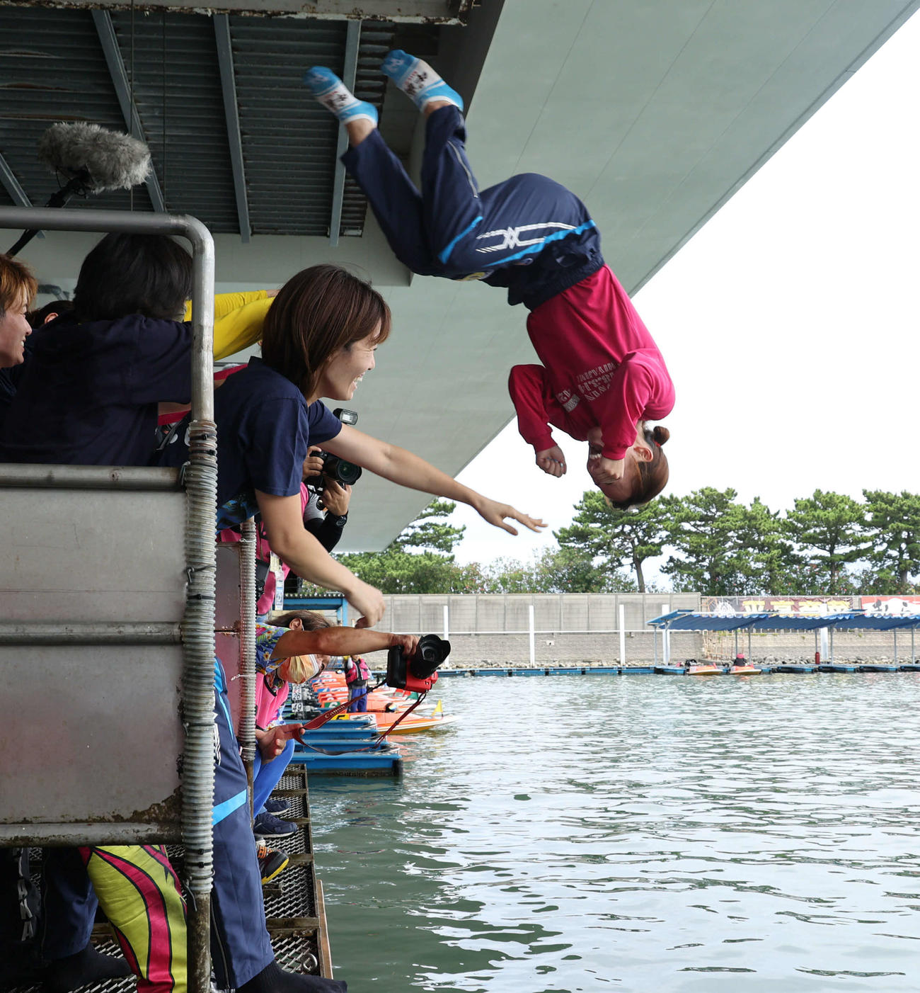 2RでG1初勝利の新田有理は水神祭の祝福を受けた（撮影・渦原淳）