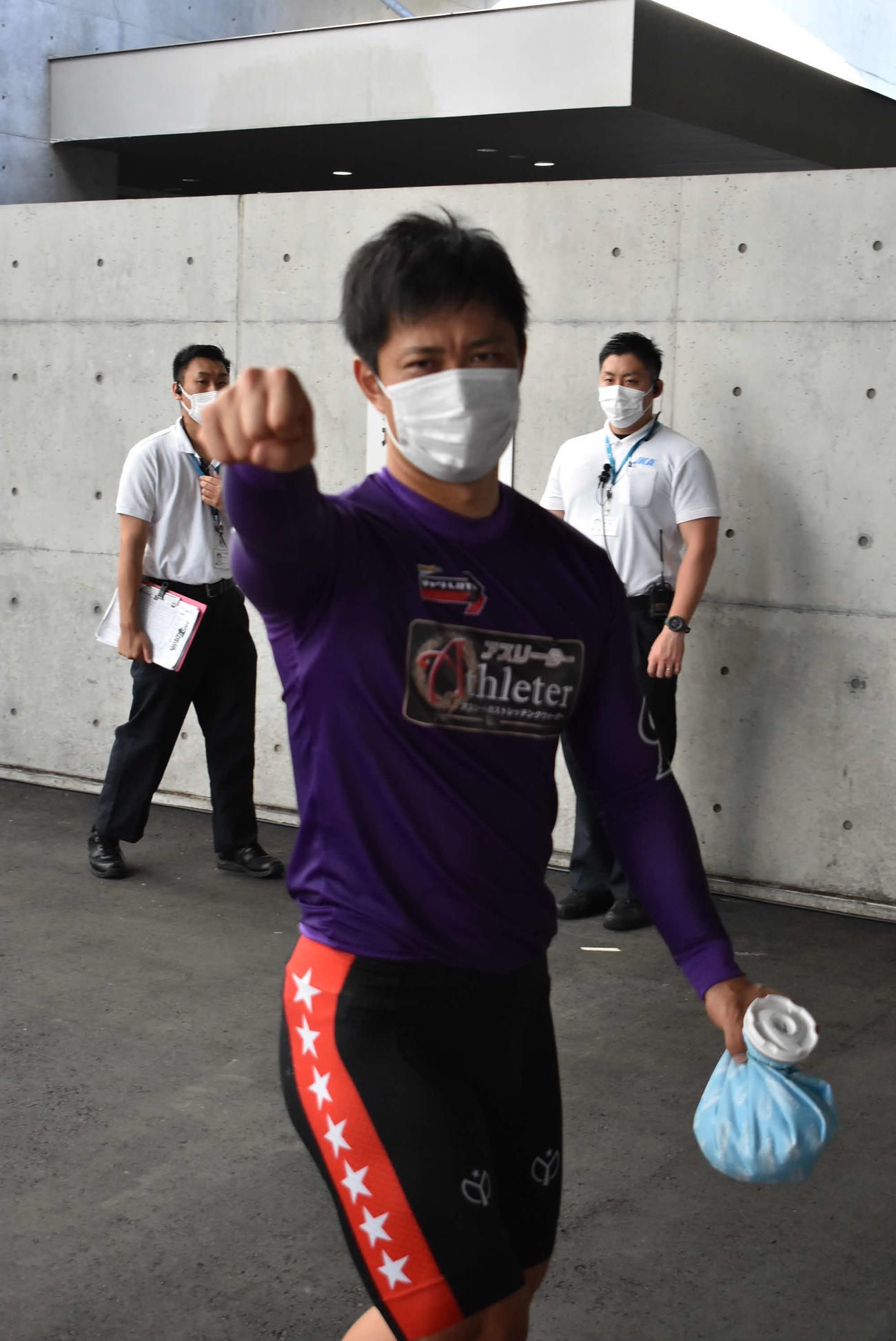 地元勢最初の勝ち名乗りを上げてガッツポーズの小松崎大地