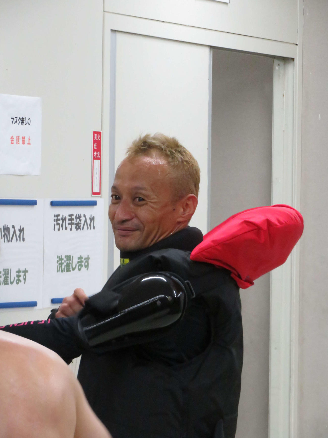 真っ黒にキャンプ焼けした藤生雄人が1着発進した