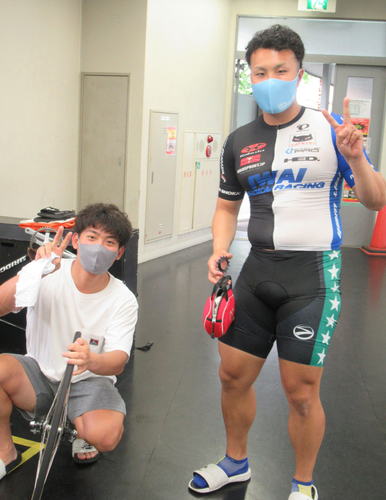 初日4Rで119期特昇1号の新村穣と激突する長屋秀明（左）は、同期の村田瑞季とリラックスのVサイン（撮影・岡田晋）