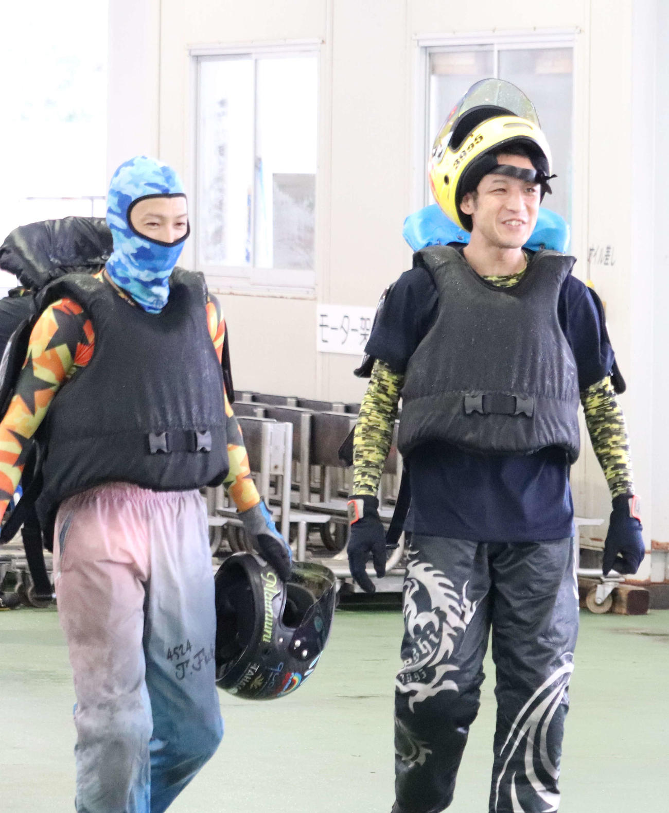 重野哲之（右）がレディースチャンピオンVの1号機を引き当てた