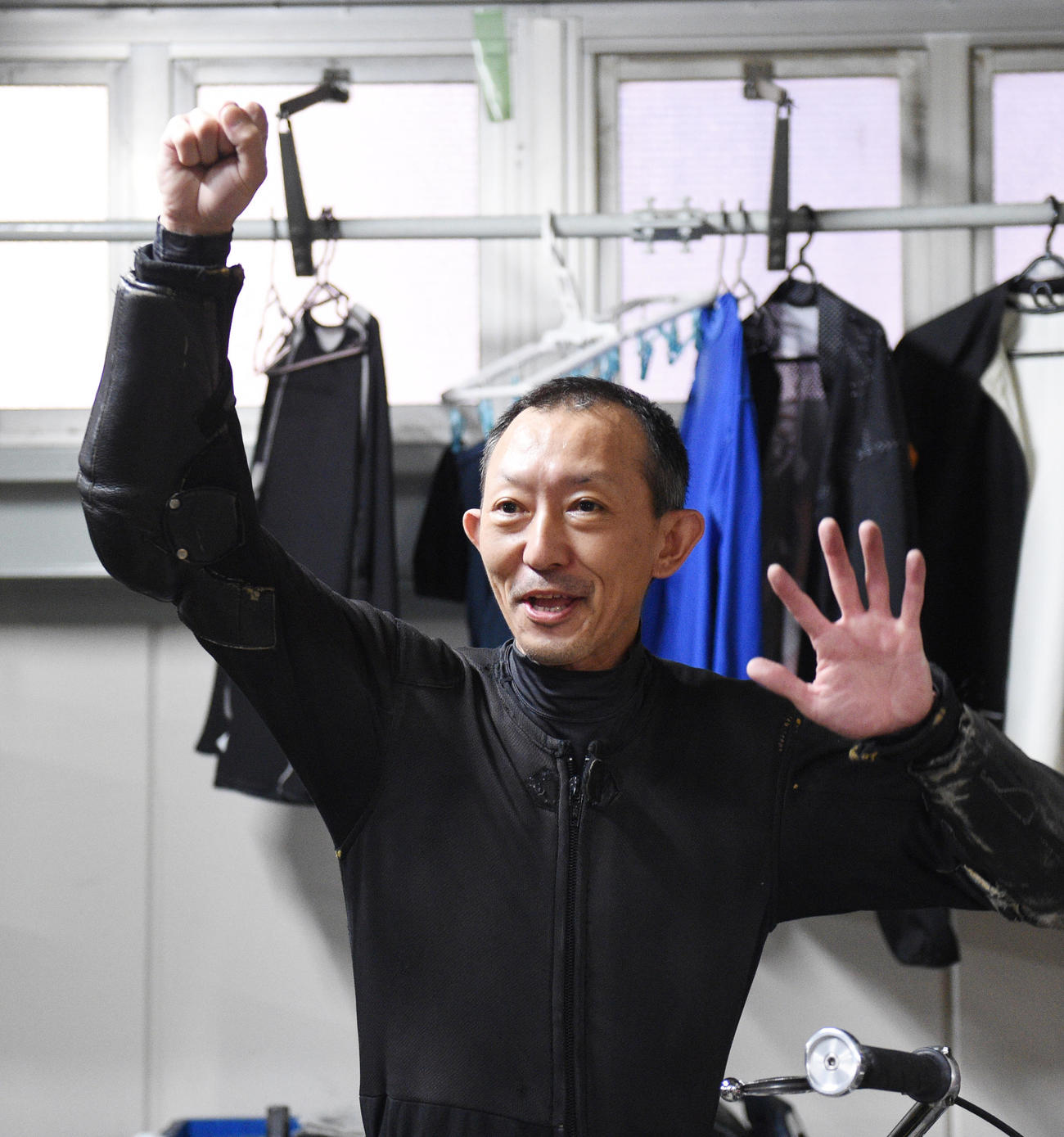 準決勝戦9Rで2着の若井友和はガッツポーズする（撮影・柴田隆二）