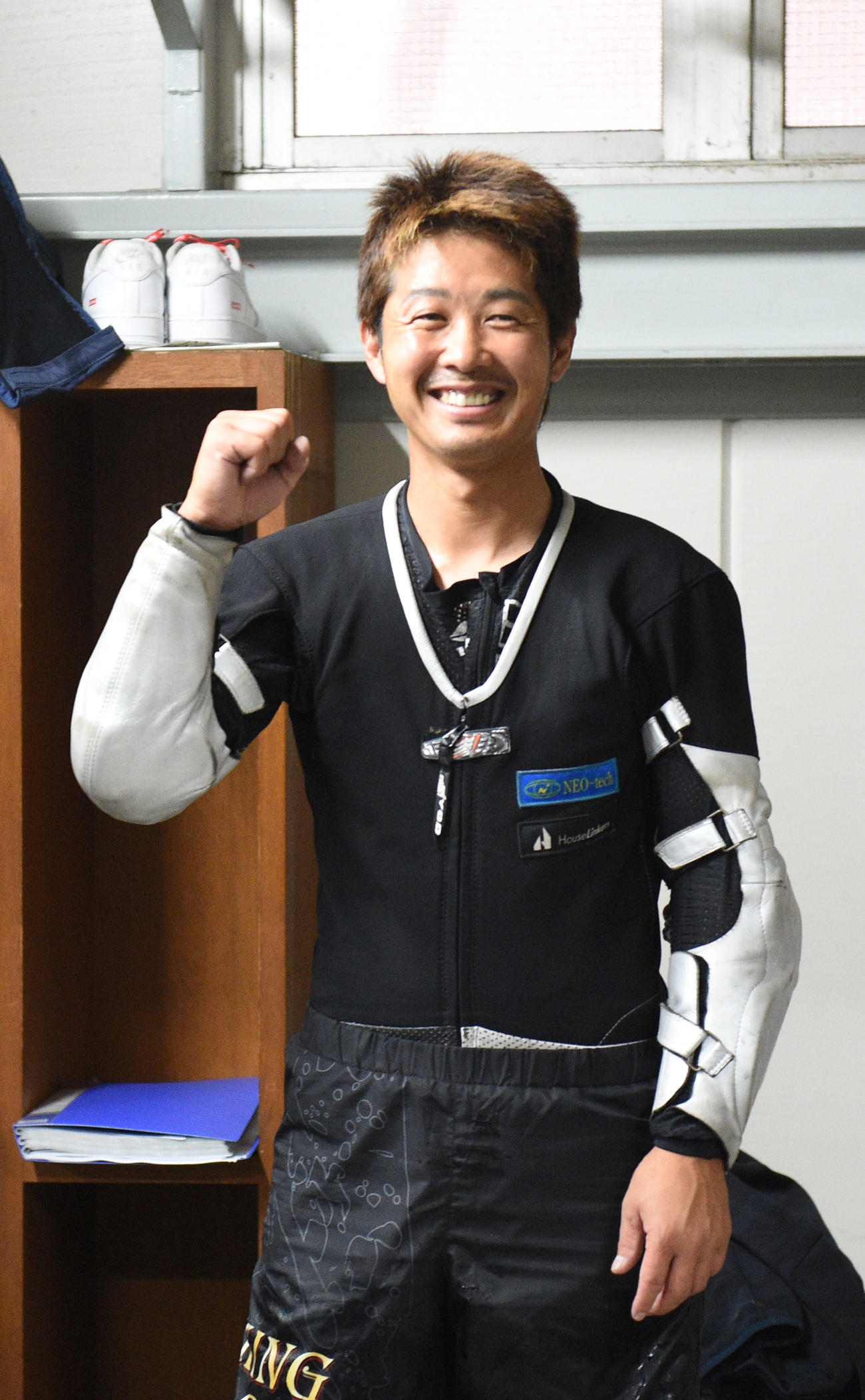 準決勝戦11Rで1着の金子大輔はガッツポーズする（撮影・柴田隆二）