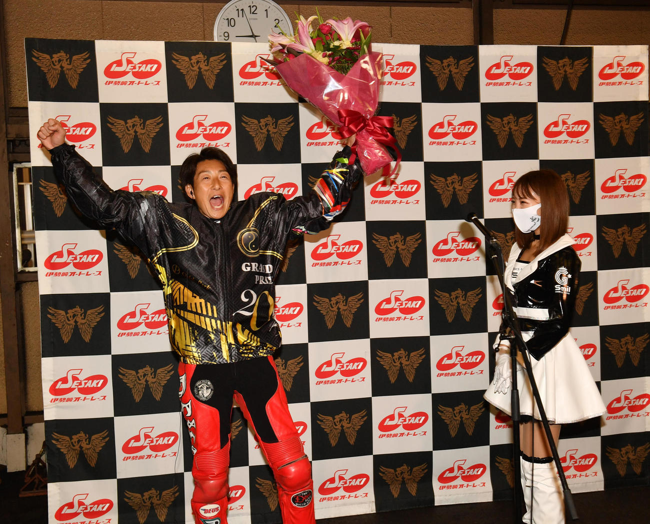 優勝した篠原睦は花束を掲げる（撮影・柴田隆二）