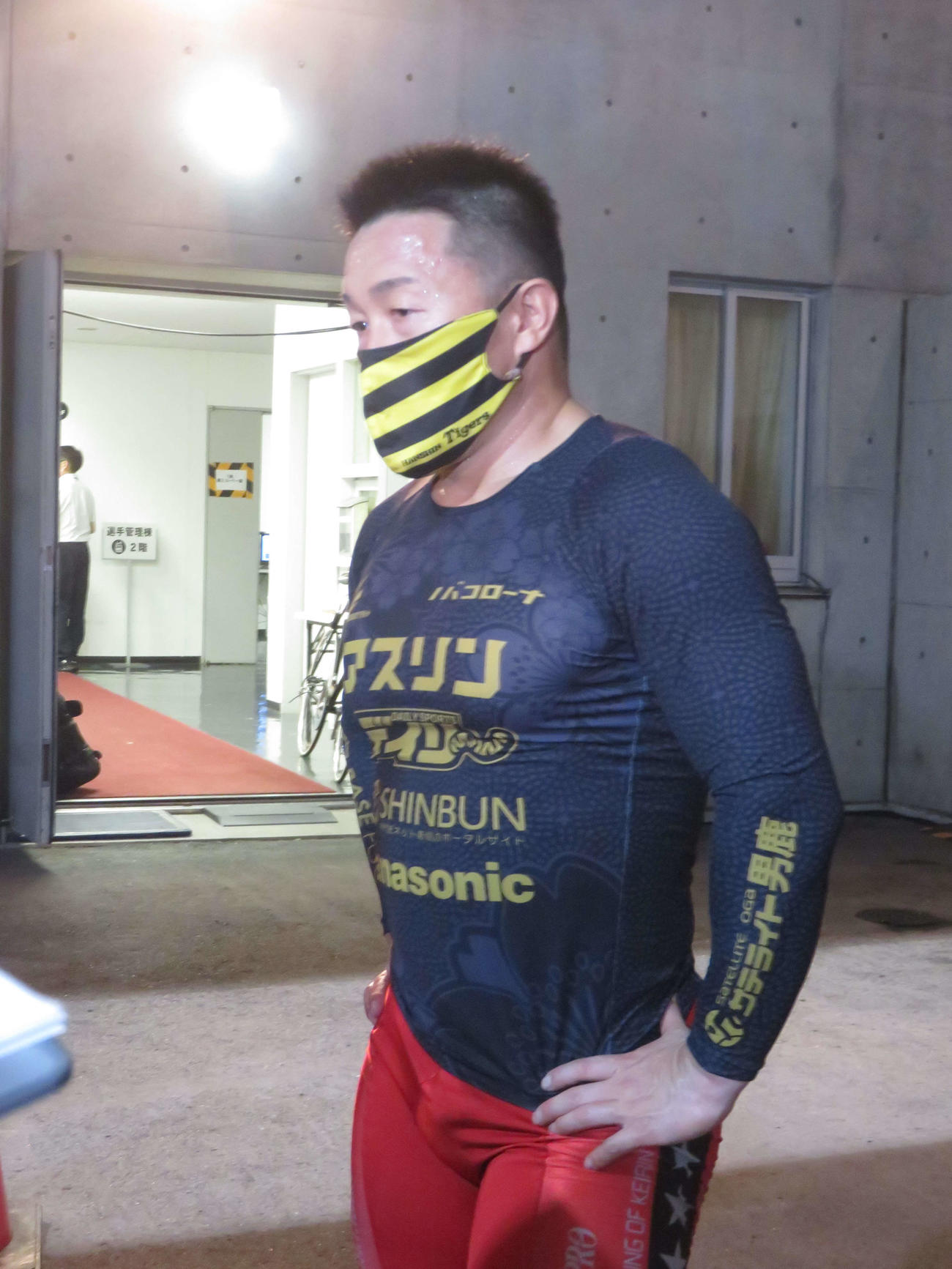 険しい表情でレースを振り返る佐藤慎太郎