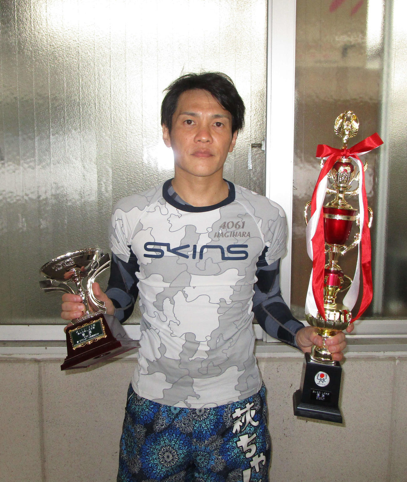 三国3節連続優勝を飾り、トロフィーを手にする萩原秀人