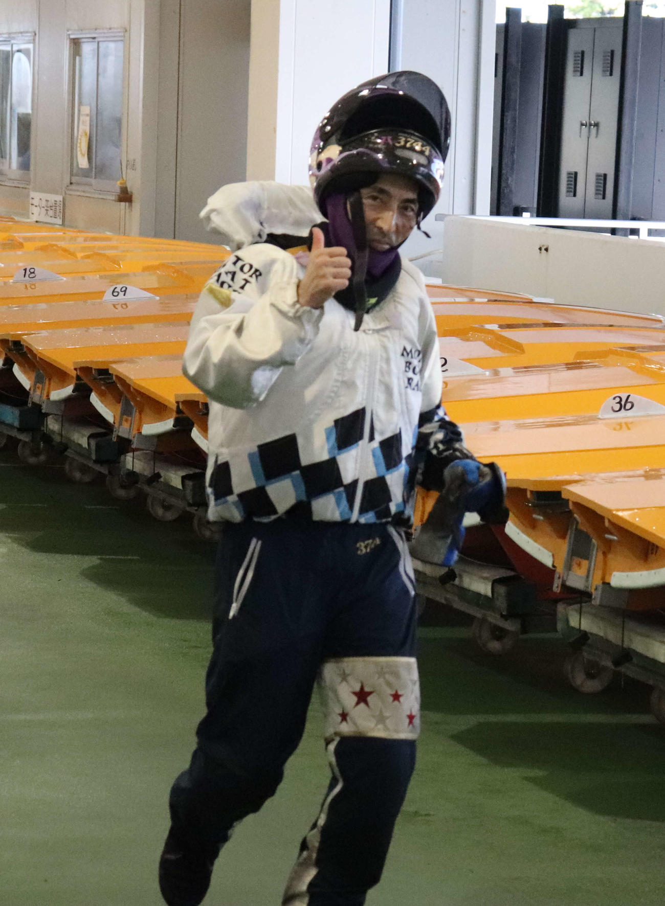 徳増秀樹がお盆レースを連覇。サムアップポーズでピットに帰ってきた