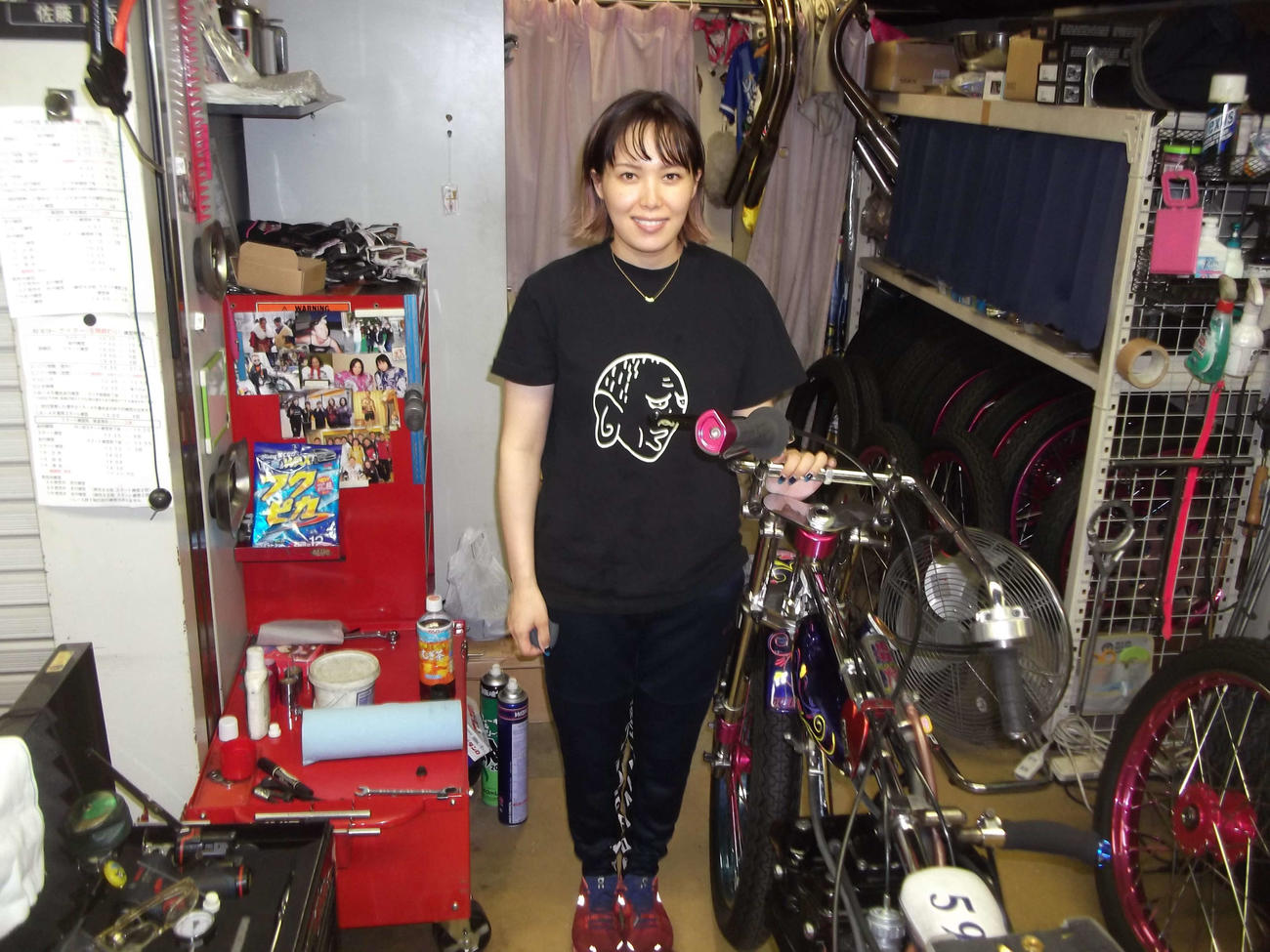 マシンの立て直しを図る女子No．1レーサーの佐藤摩弥（撮影・小川将司）