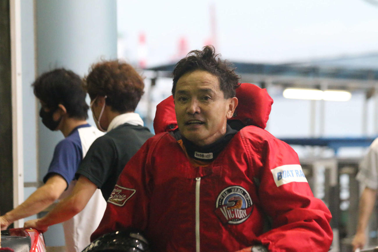 初日8Rで3コースまくりを決め、意気揚々と引き揚げる北川幸典