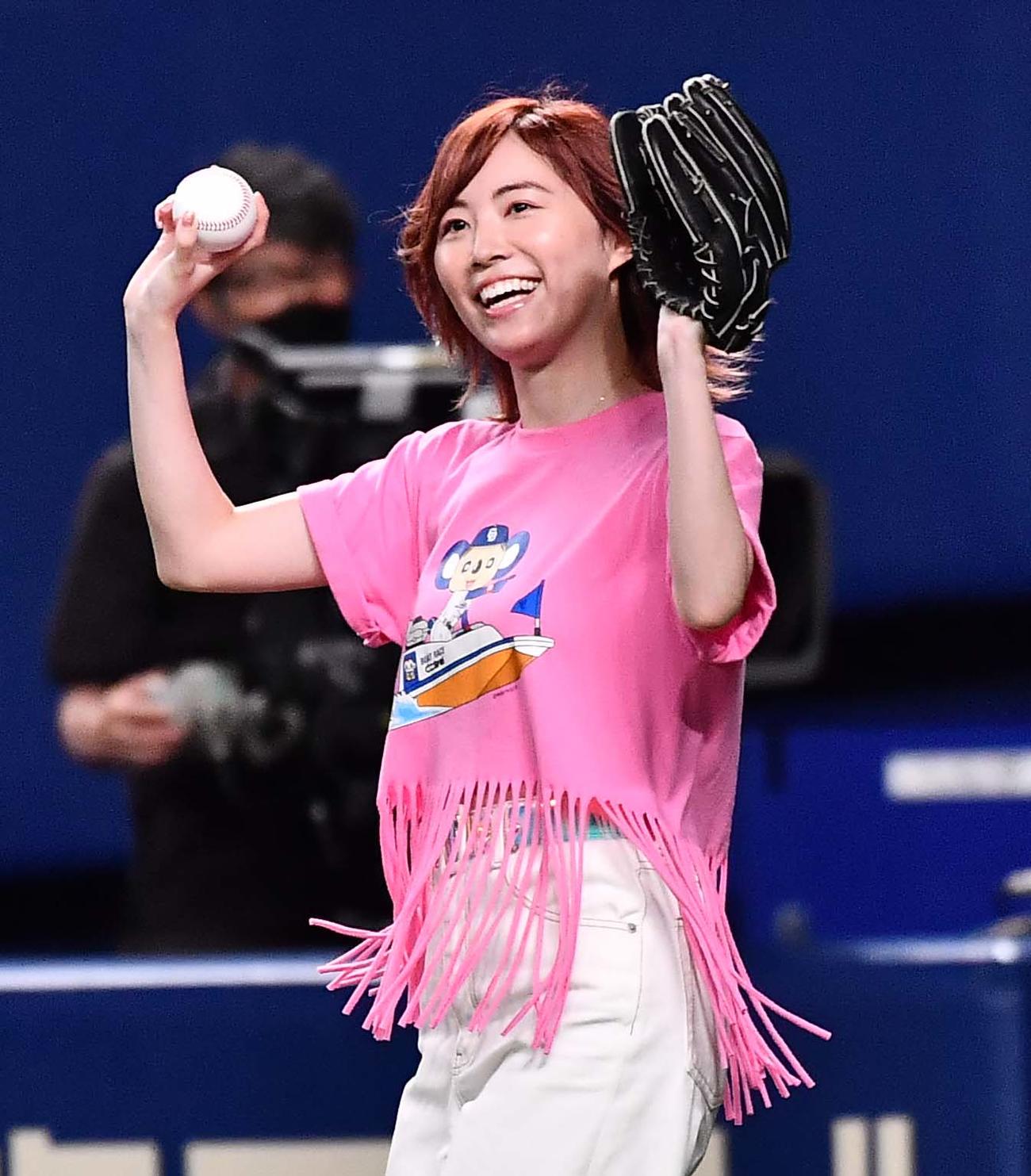 中日対広島　始球式を務める松井珠理奈（撮影・上田博志）