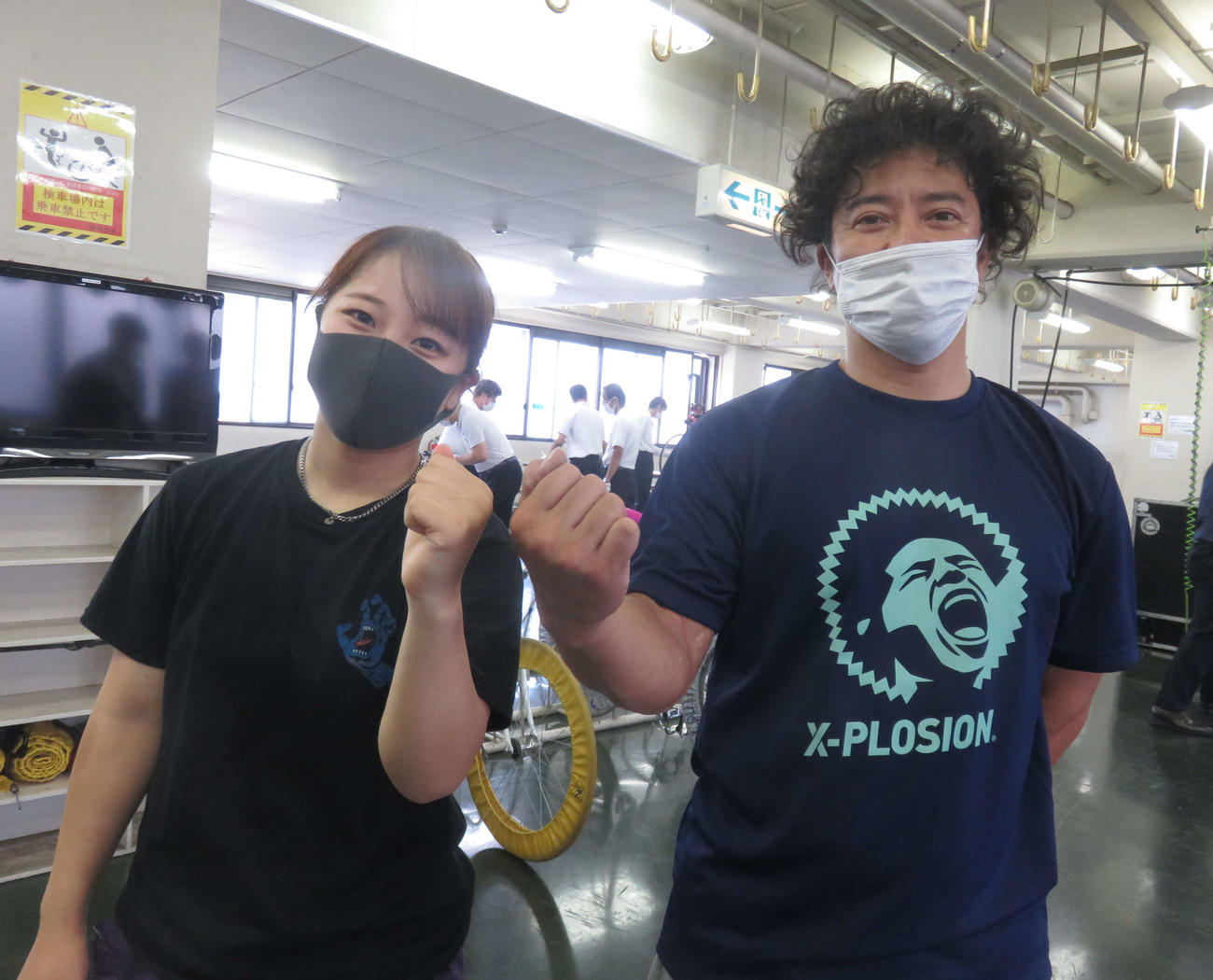 2度目の親子あっせんでも照れる父飯田威文（左）と風音親子（撮影・栗田文人）