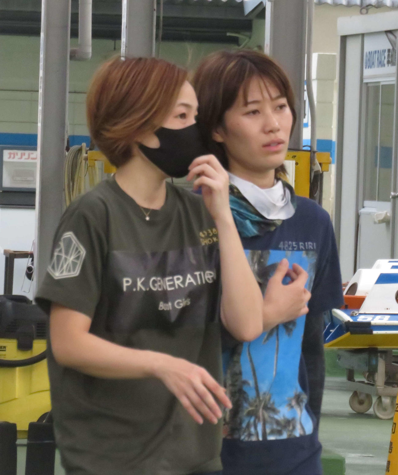 後半11Rを前に倉持莉々（右）が清埜翔子と情報交換する